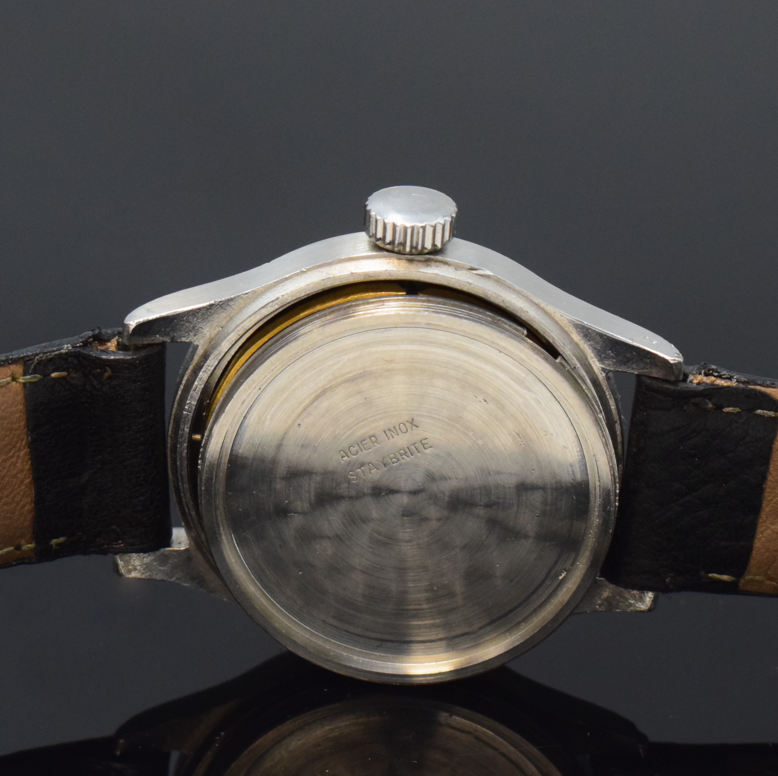 Detail e: LONGINES Tre Tacche Herrenarmbanduhr in Stahl, Schweiz um 1942, Handaufzug, gestuftes Geh., Boden verschr., Krone später, silb. Zifferbl. pat., ...