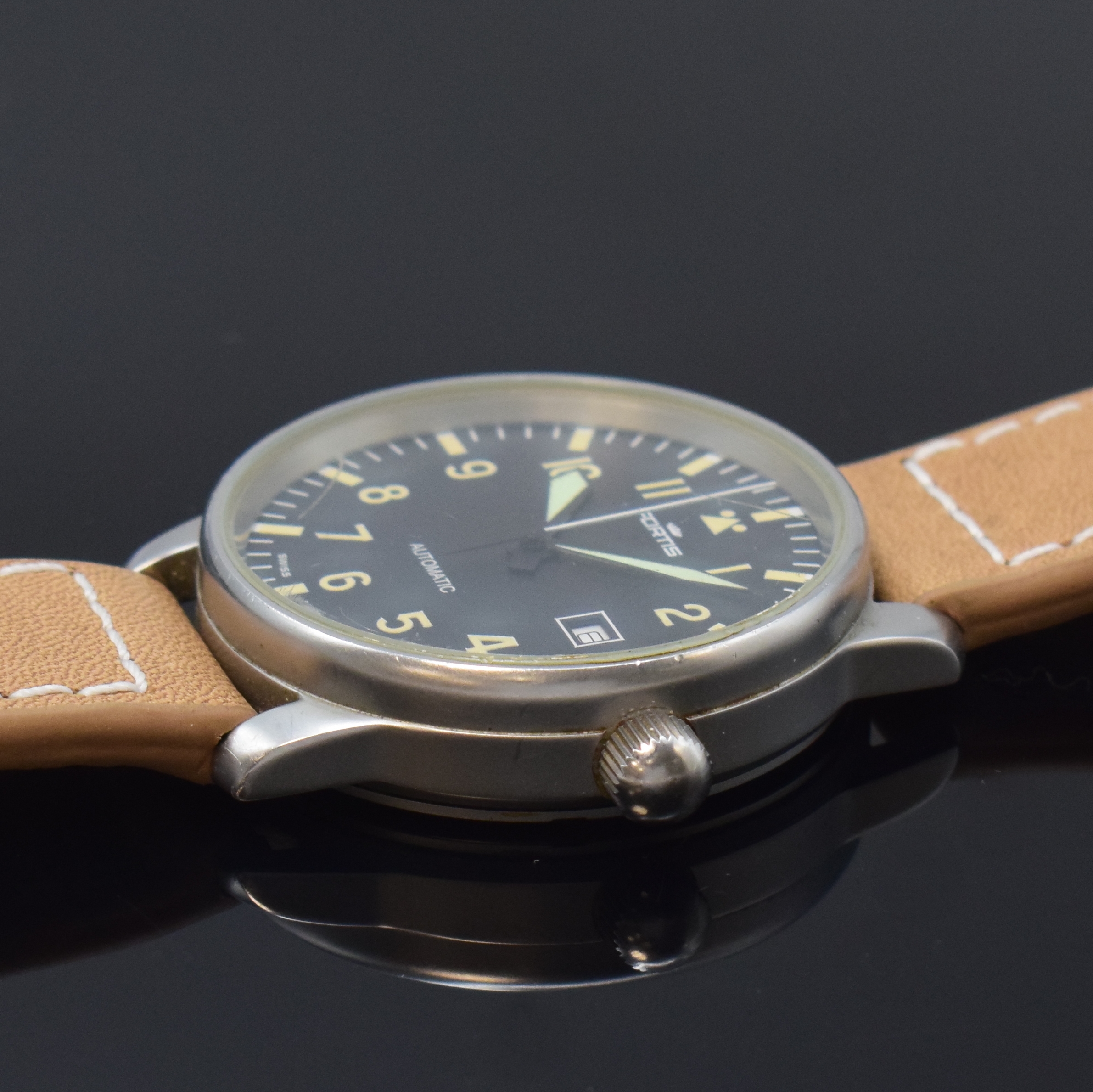 Detail b: FORTIS Referenz 595.10.46 große Armbanduhr im Fliegeruhr-Design in Stahl, Automatik, mattiertes Geh., Boden u. Krone verschr., matt-schwarzes ...