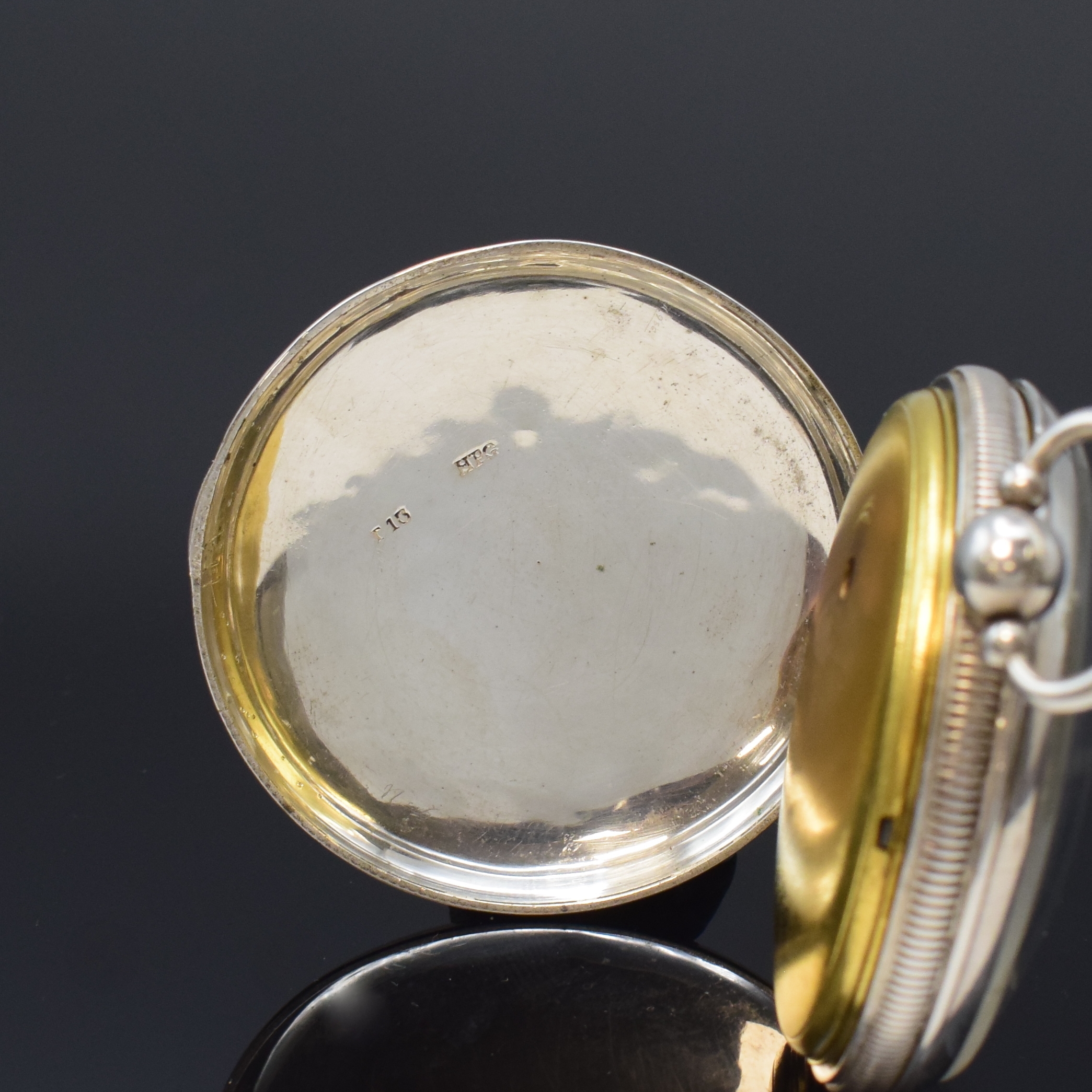 Detail b: Spindeltaschenuhr in Silber, Schweiz um 1820, Schlüsselaufzug, guill. Geh. m. geripptem Rand dell./berieb., Emailzifferbl. m. Breguetzahlen, Zeiger ...