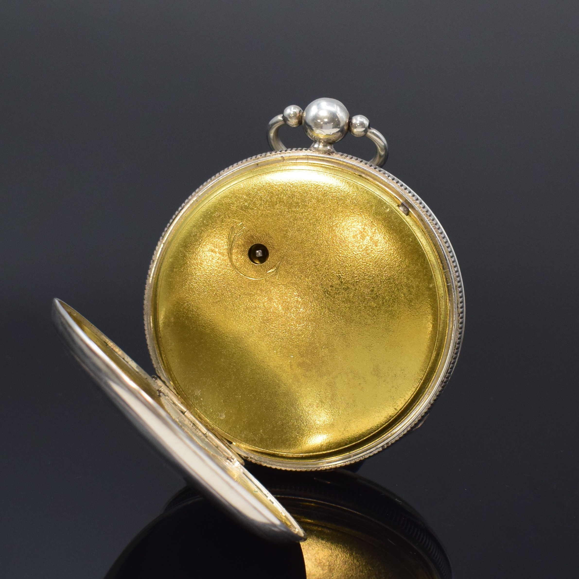 Detail c: Spindeltaschenuhr in Silber, Schweiz um 1820, Schlüsselaufzug, guill. Geh. m. geripptem Rand dell./berieb., Emailzifferbl. m. Breguetzahlen, Zeiger ...