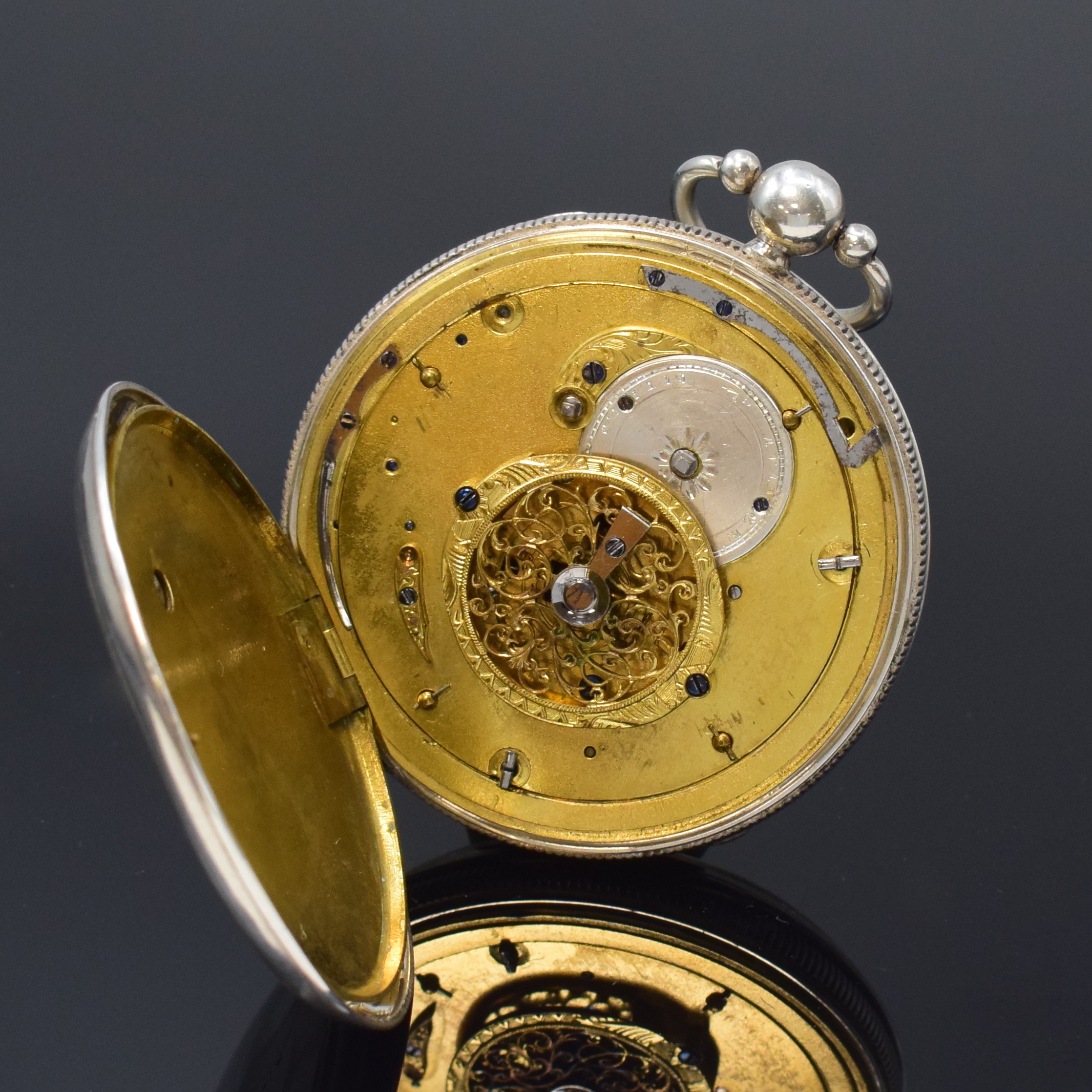 Detail d: Spindeltaschenuhr in Silber, Schweiz um 1820, Schlüsselaufzug, guill. Geh. m. geripptem Rand dell./berieb., Emailzifferbl. m. Breguetzahlen, Zeiger ...