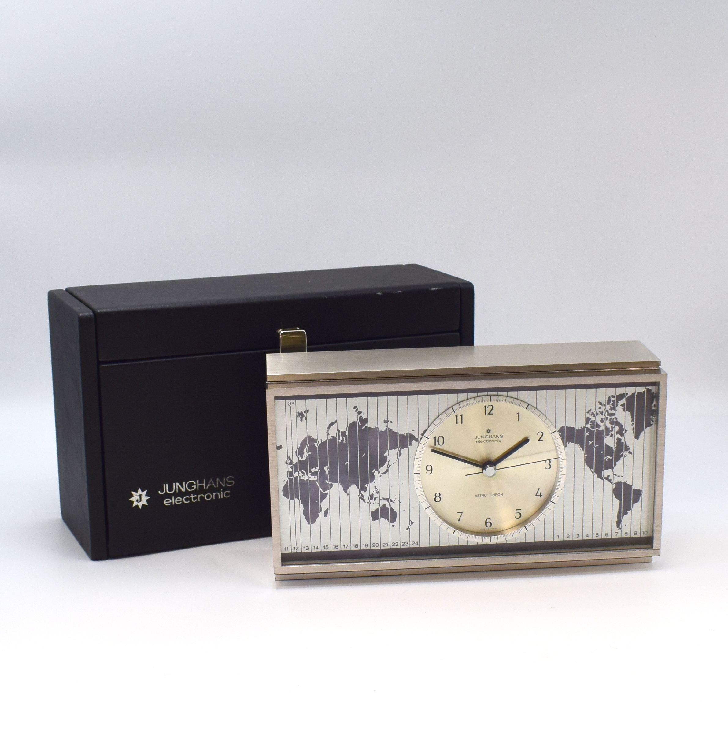 JUNGHANS Electronic Astro-Chron seltene Präzisions-Tischuhr mit original Box, Deutschland um 1968, quartz, rhodiniertes rechteck. Geh., versilb. ...