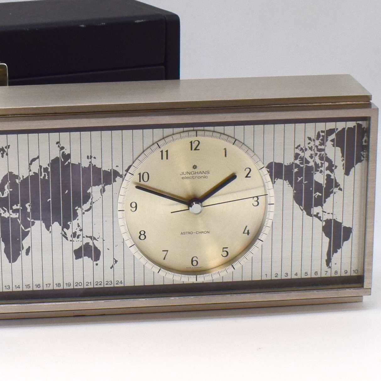 Detail a: JUNGHANS Electronic Astro-Chron seltene Präzisions-Tischuhr mit original Box, Deutschland um 1968, quartz, rhodiniertes rechteck. Geh., versilb. ...