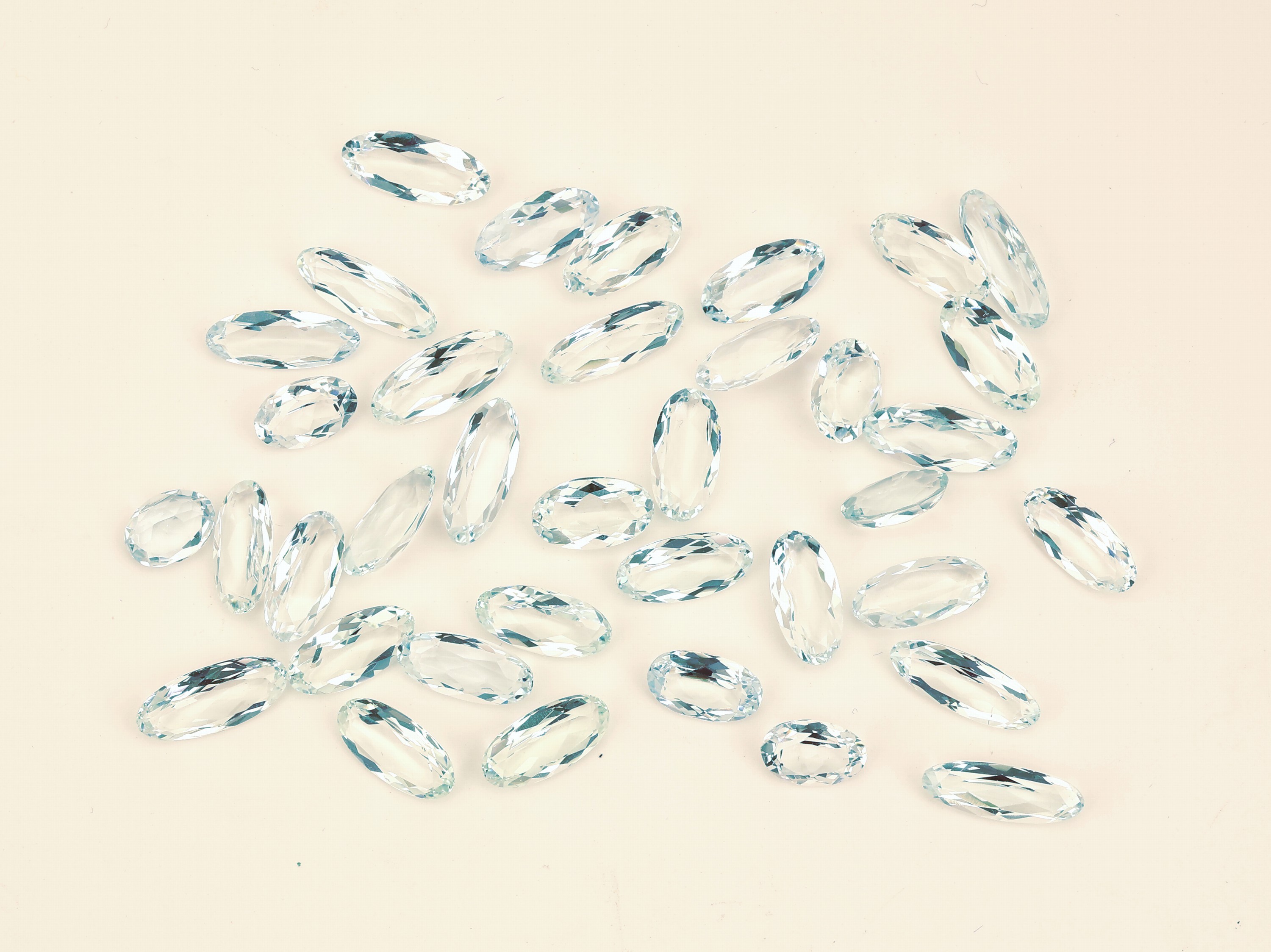 37 ovalfacett. Aquamarine zus. ca. 97.65 ct