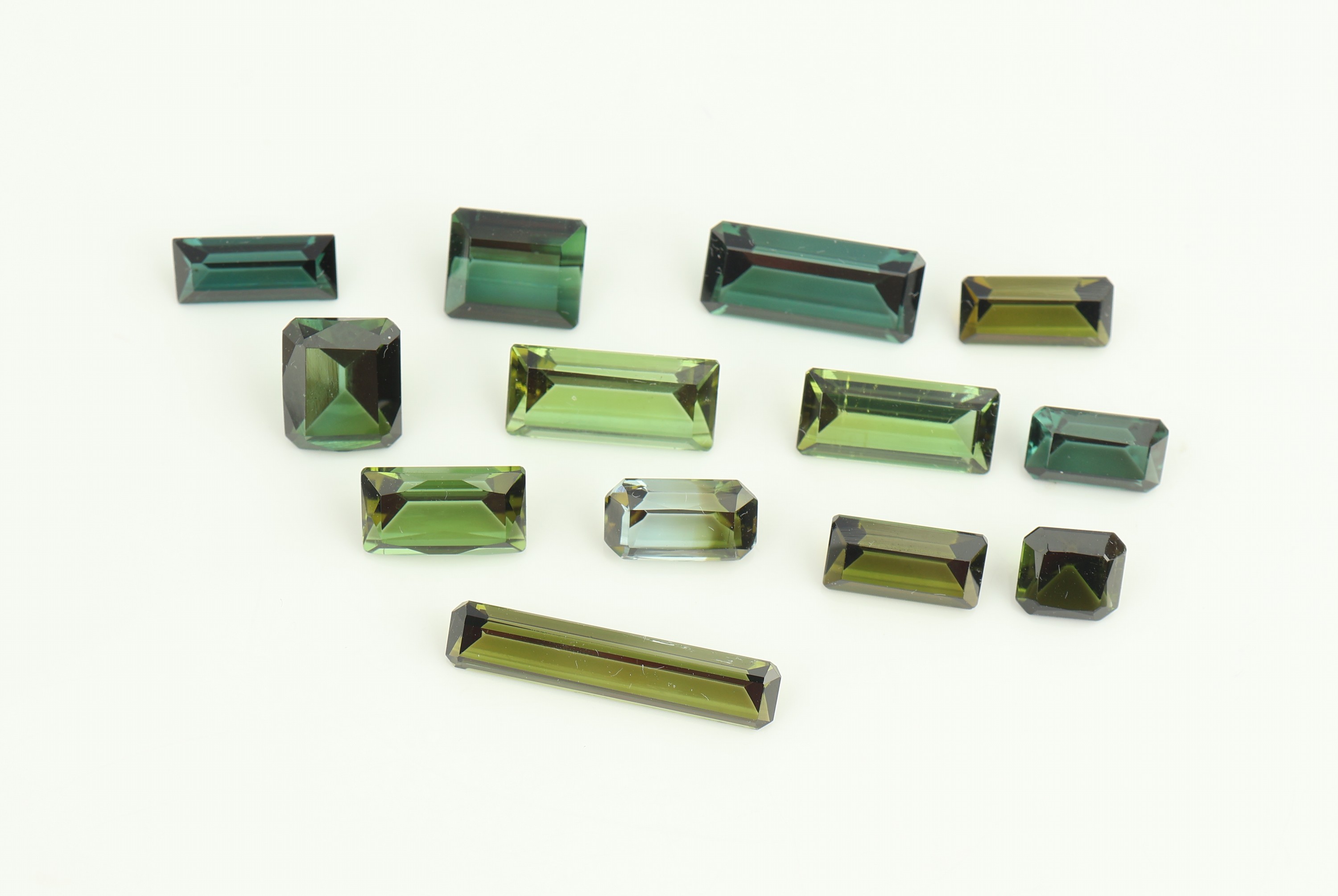Lot 13 Turmaline zus. ca. 13.9 ct, versch. Grüntöne, versch. Schliffformen