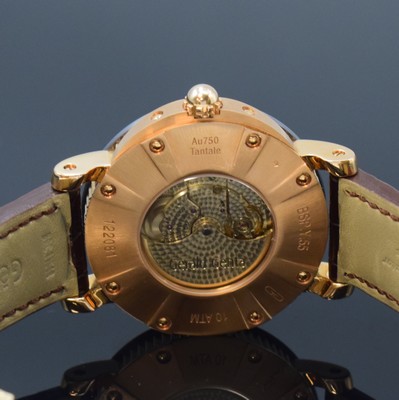 26797300f - GÉRALD GENTA Arena Bi-Retro big and heavy gents wristwatch in pink gold 18k/tantalum, Switzerland around 2020, self winding, on both sides glazed case reference BSP.Y.55, satin-finished tantalum-bezel, back with 8 screws, silver-gray dial with ray-engine- turned ground, retrogrades date at 6, digital hour at 12, central second as well as retrograde minute, nickel plated movement calibre 1000, 27 jewels, 5 adjustments, original leather strap with heavy deployant clasp in pink gold 18k, diameter approx. 45 mm, condition 2
