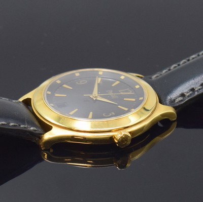 26797302b - PIAGET Citea wristwatch in 18k yellow gold reference 26001, self winding, case back 6- times screwed, black dial with gilded hour- indices and Arabic numerals, gilded hands, date at 6, rhodium plated movement calibre 197P with fausses cotes decoration, 27 jewels, diameter approx. 35 mm, condition 2