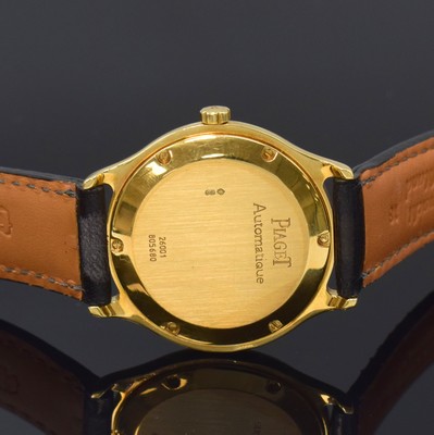 26797302c - PIAGET Citea wristwatch in 18k yellow gold reference 26001, self winding, case back 6- times screwed, black dial with gilded hour- indices and Arabic numerals, gilded hands, date at 6, rhodium plated movement calibre 197P with fausses cotes decoration, 27 jewels, diameter approx. 35 mm, condition 2