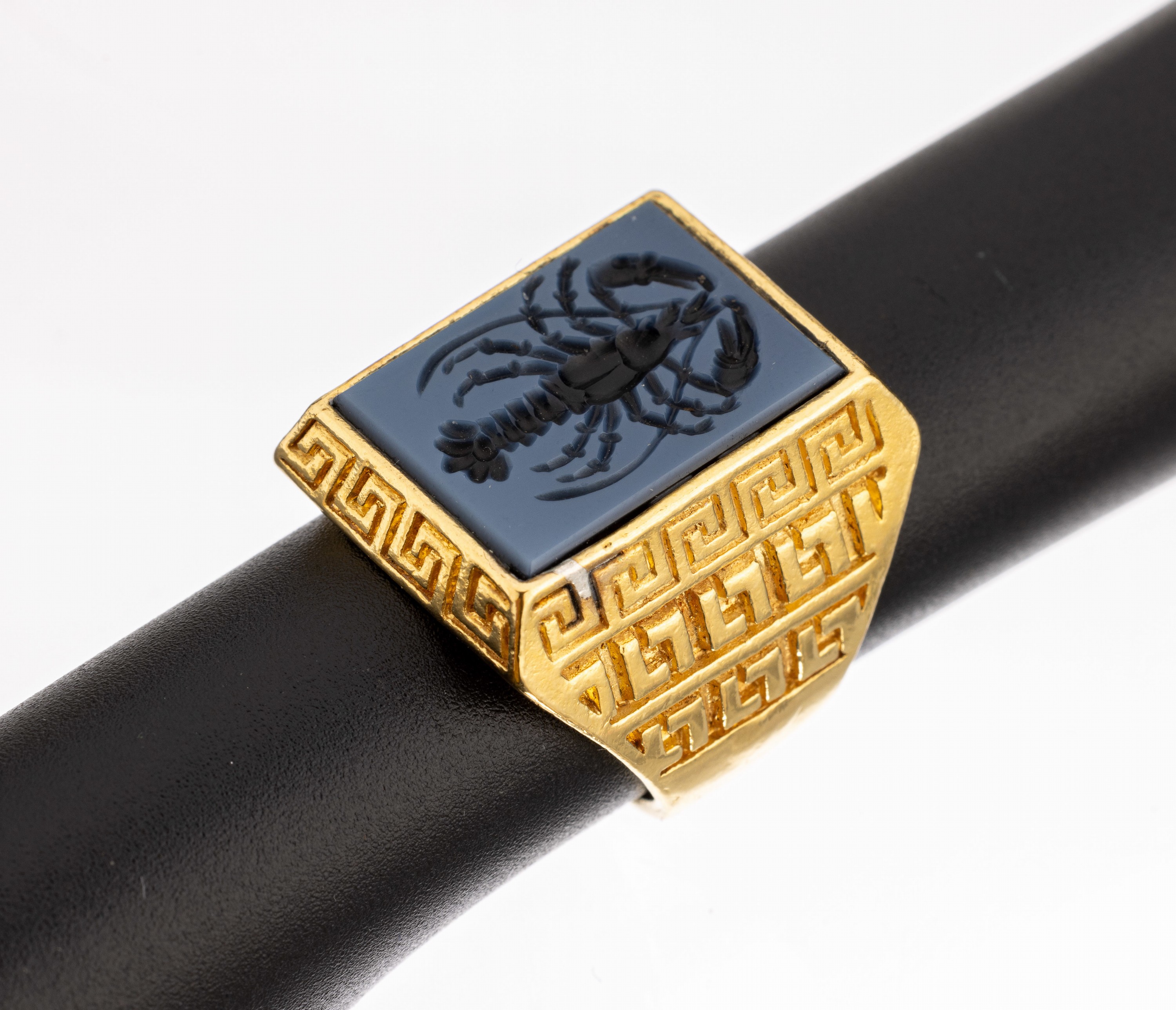 Siegelring mit Lagenstein, Idar-Oberstein um 1900, Silber verg., Lagenachat mit Darstellung eines Krebses, Ringschultern mit Mäandermuster, RW 58, ...