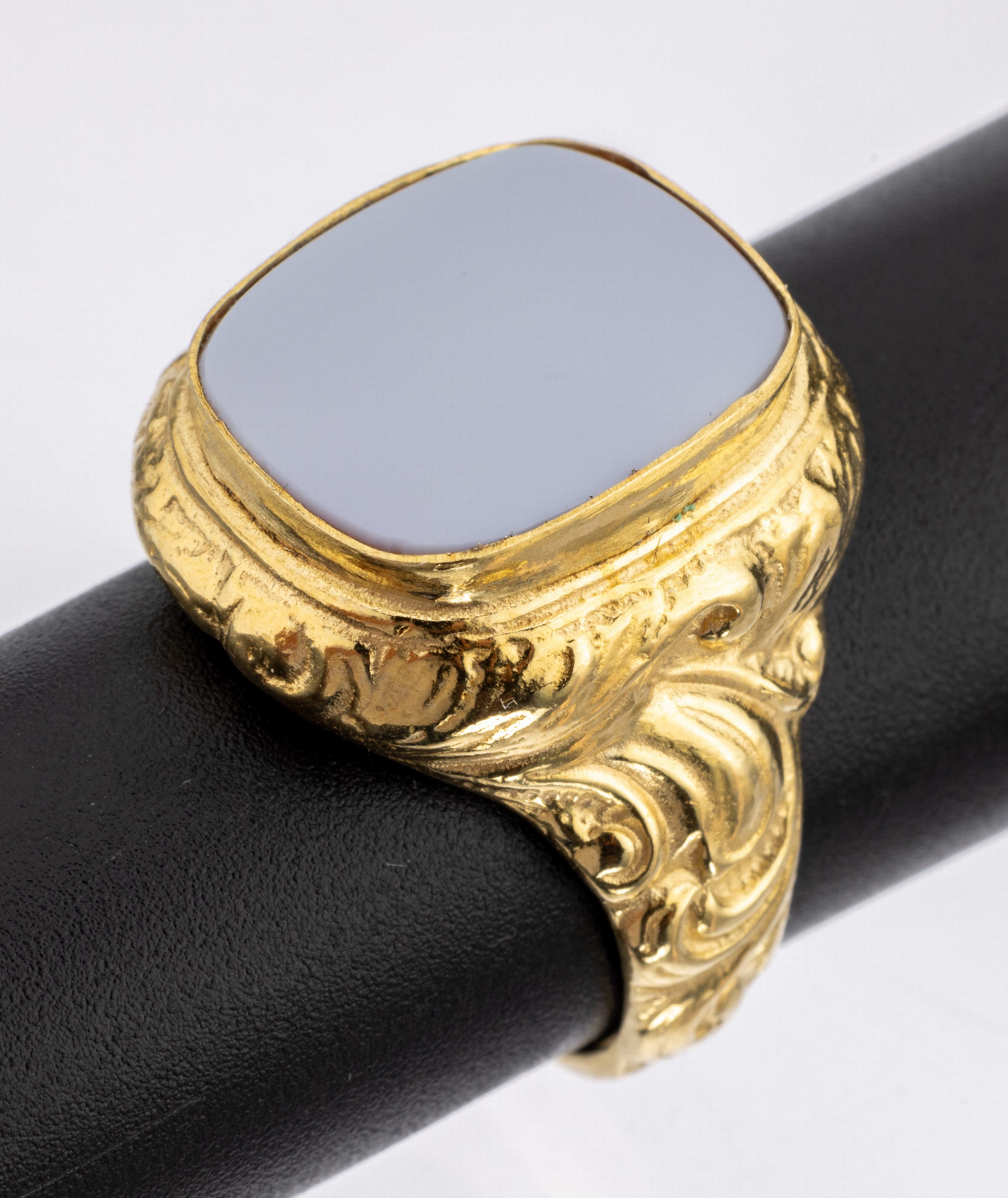 Siegelring mit Lagenachat, Idar-Oberstein um 1900, Silber verg., Gravurplatte frei, Ringschultern reich grav., RW 59, ca. 20.6 g