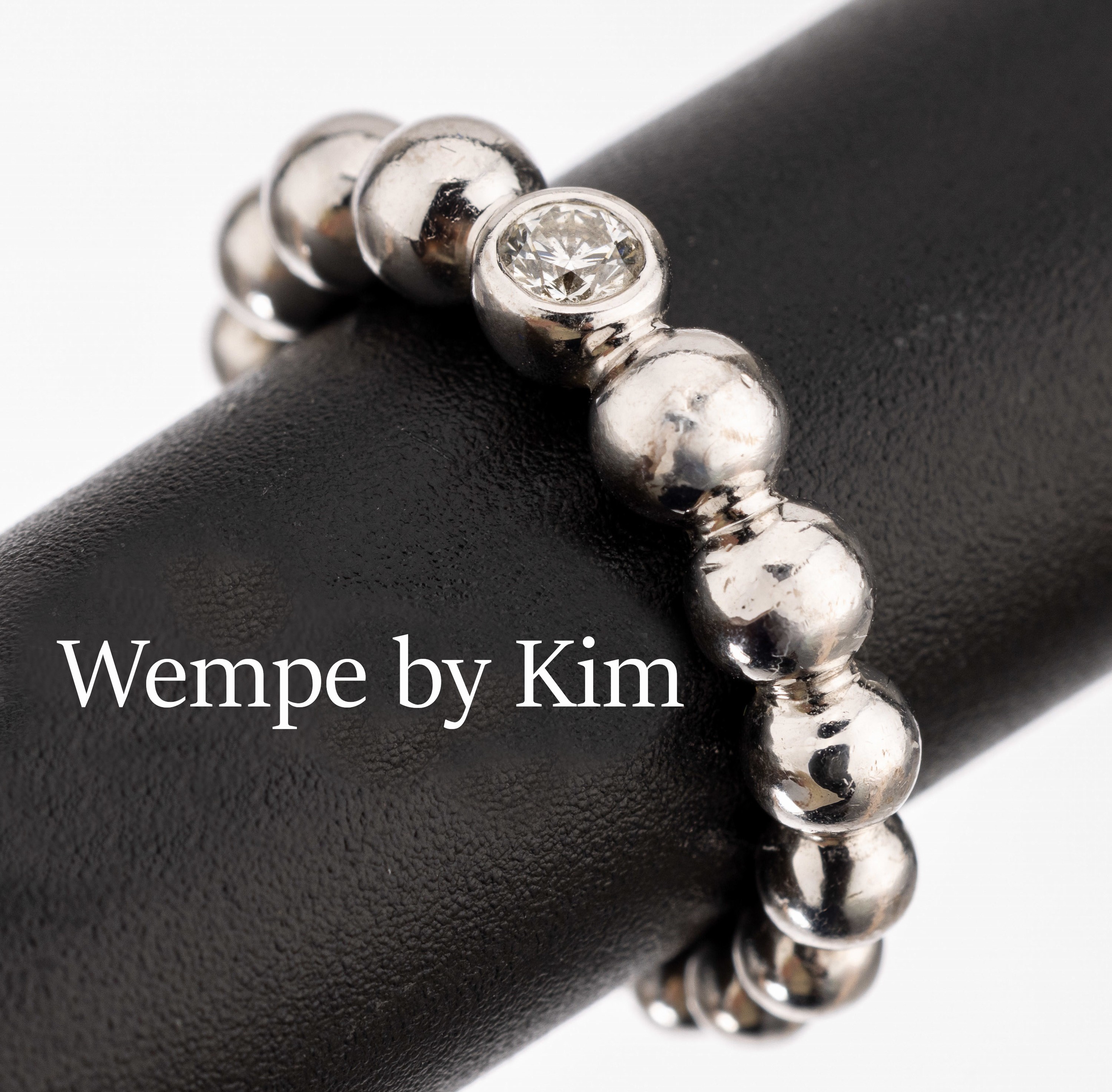18 kt Gold WEMPE by KIM Brillant-Ring, WG 750/000, Ringschiene Kugeln im Verlauf, mittigmit einem Brillant ca. 0.10 ct feines Weiß/vs,RW 48, ca. 6 ...