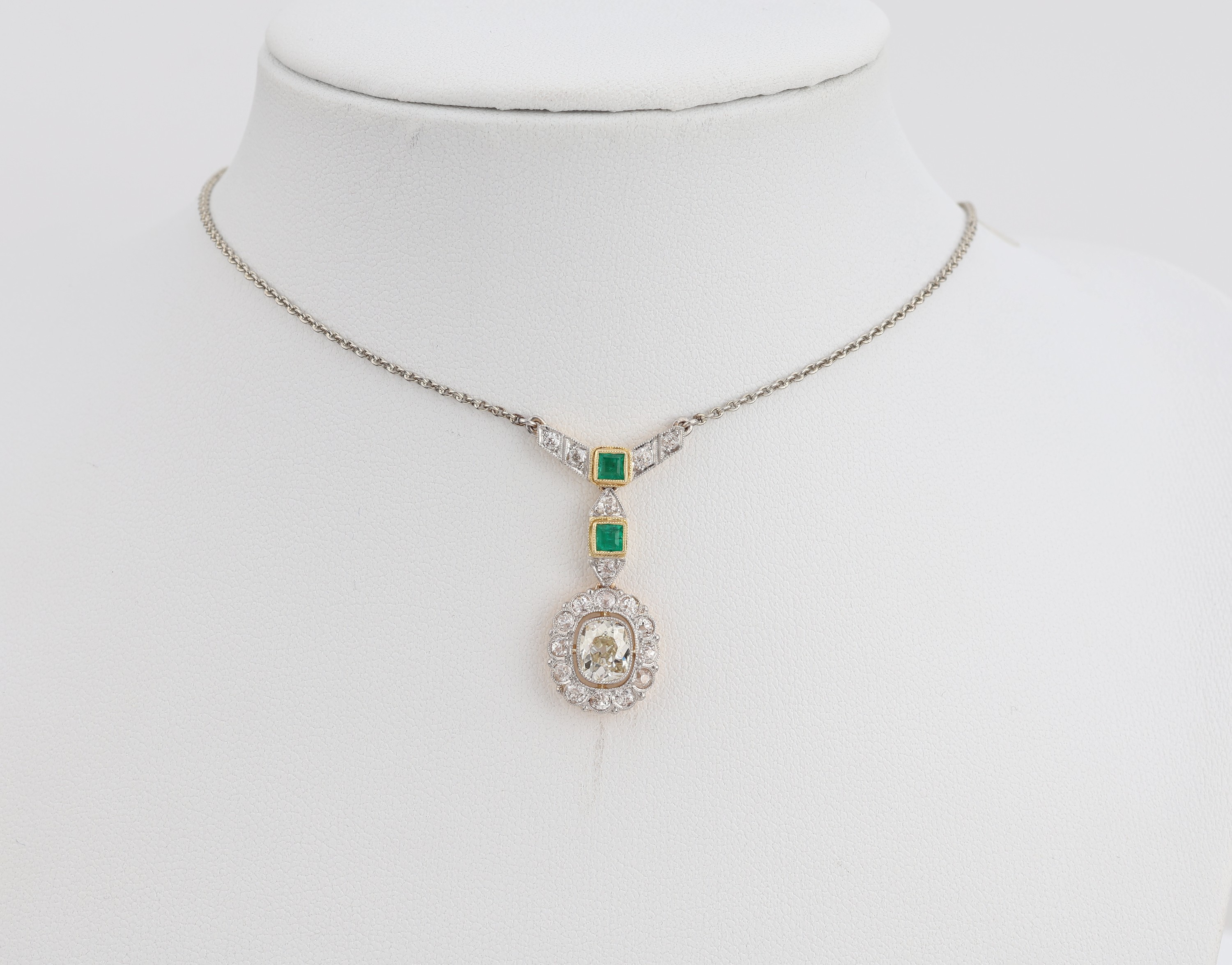 14 kt Gold Smaragd-Diamant-Collier, um 1880/90, 585/000 Gold und Platin (gepr.), Schauseite Platin, Mittelteil besetzt mit einem ovalen ...
