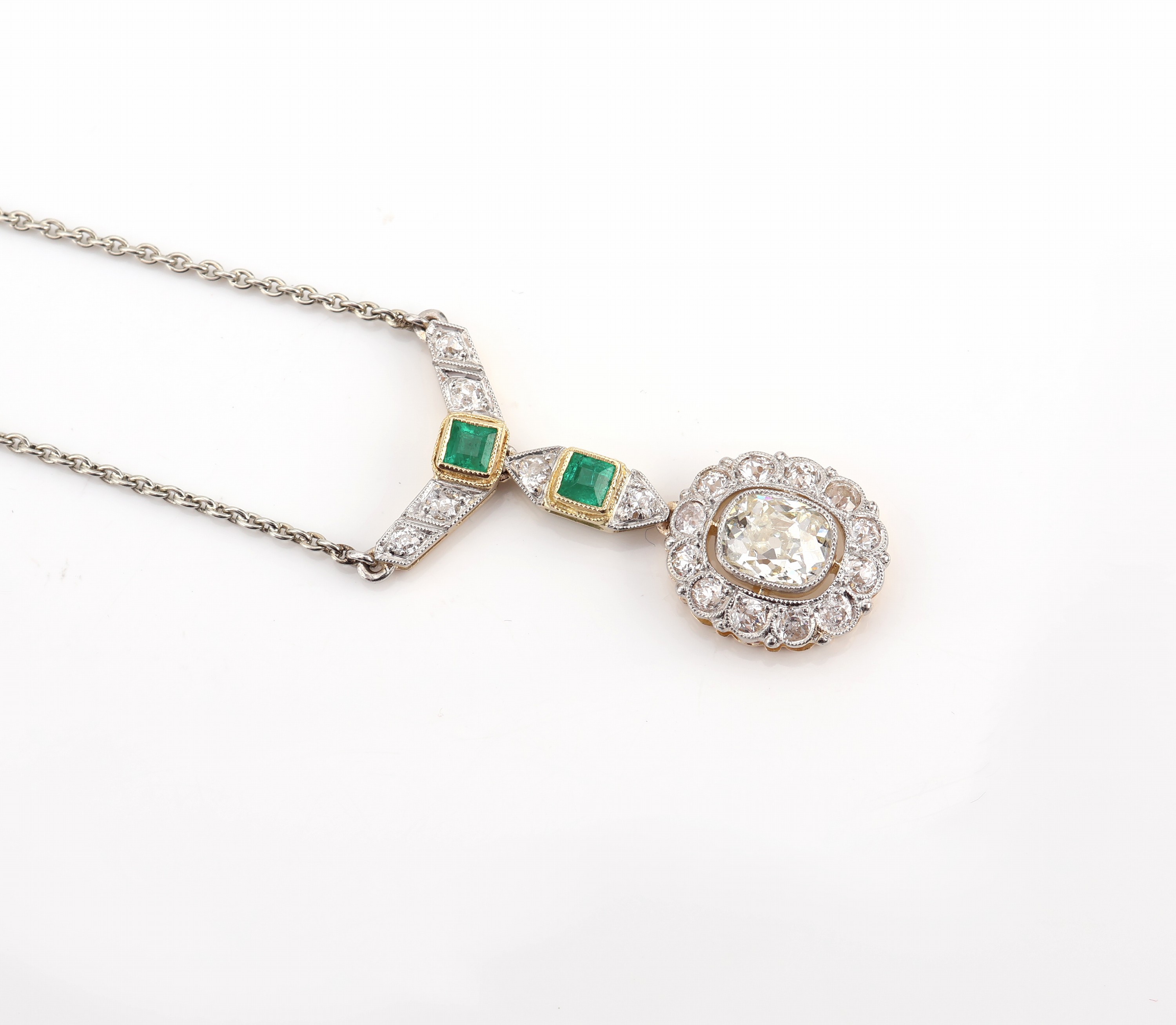 Detail a: 14 kt Gold Smaragd-Diamant-Collier, um 1880/90, 585/000 Gold und Platin (gepr.), Schauseite Platin, Mittelteil besetzt mit einem ovalen ...