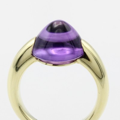 26797702a - Ring mit Amethyst, GG 585/000, spitz zulaufender Amethystcabochon ca. 5 ct, RW ca. 54 ...