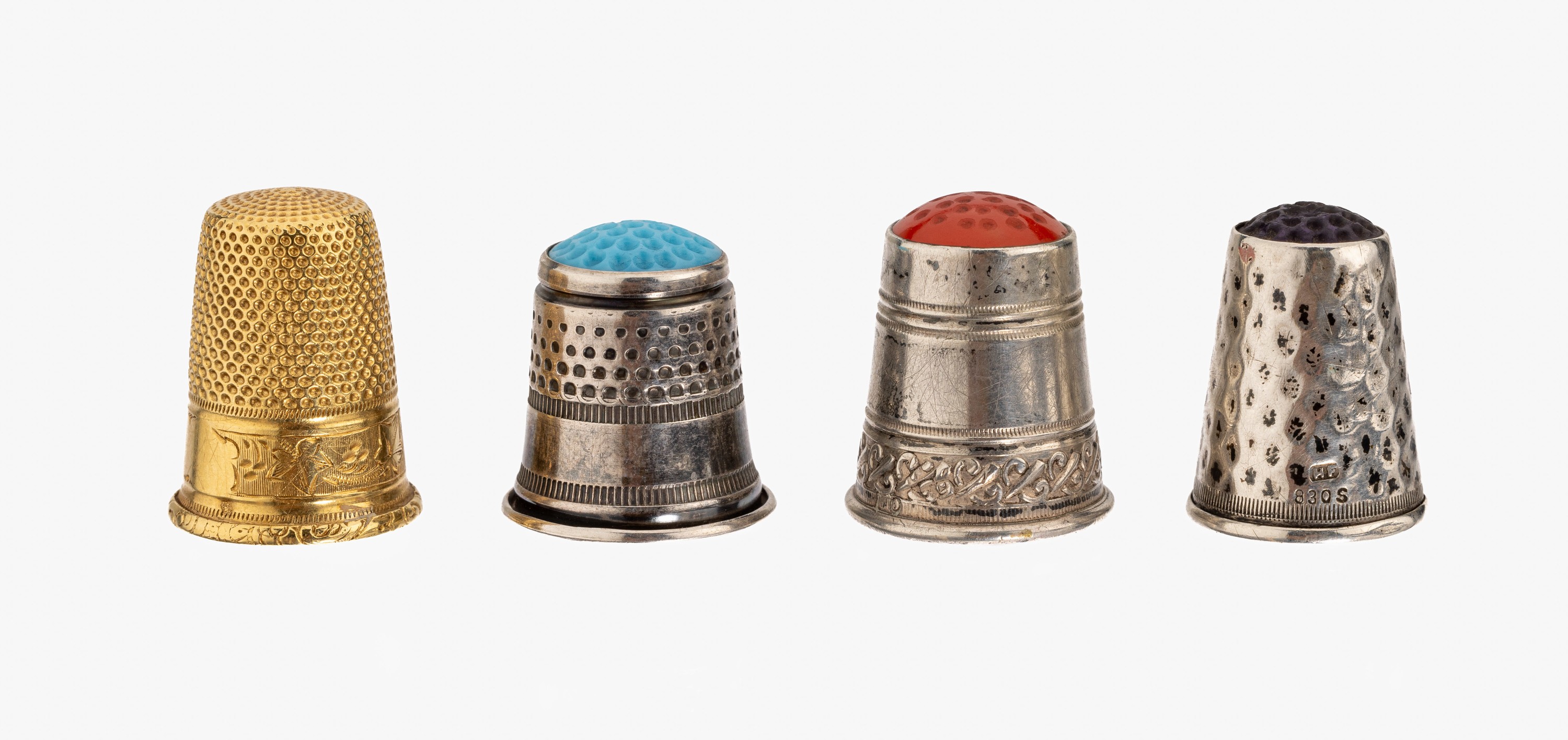 18 kt Gold Fingerhut, Frankreich um 1900, GG 750/000, fein punz. und z.T. floral grav., Adlerkopfpunze, dazu 3 weitere in Silber mit Achatdeckeln in ...