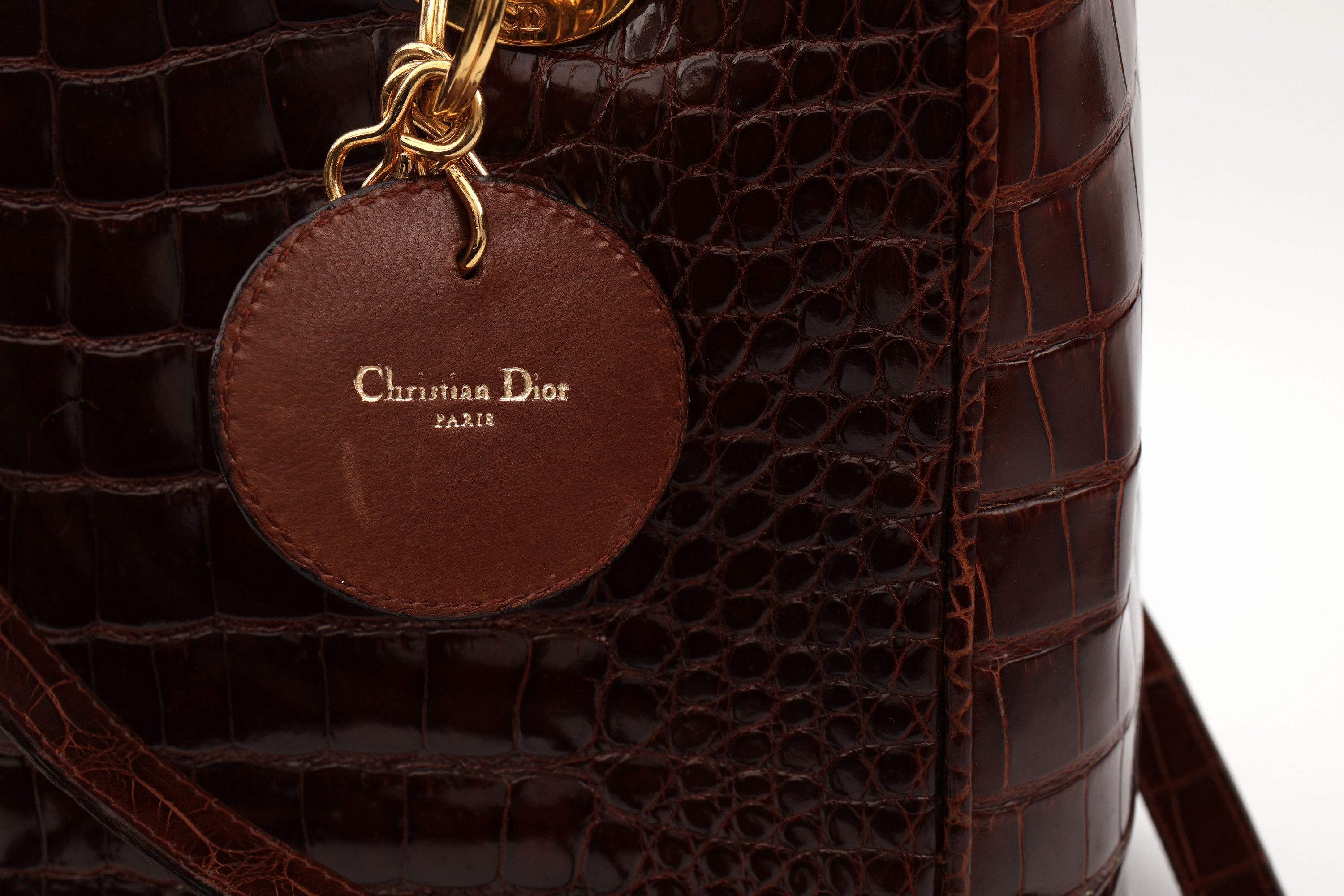 Detail c: CHRISTIAN DIOR Krokoledertasche, "Lady Dior Gold", 1994 designed von Gianfranco Ferre und im Folgejahr Prinzessin Diana angeboten, braunes ...