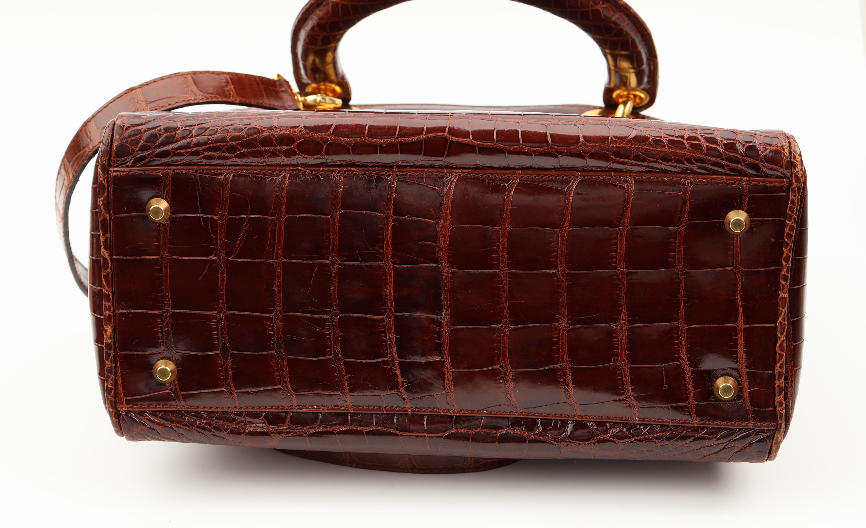 Detail d: CHRISTIAN DIOR Krokoledertasche, "Lady Dior Gold", 1994 designed von Gianfranco Ferre und im Folgejahr Prinzessin Diana angeboten, braunes ...