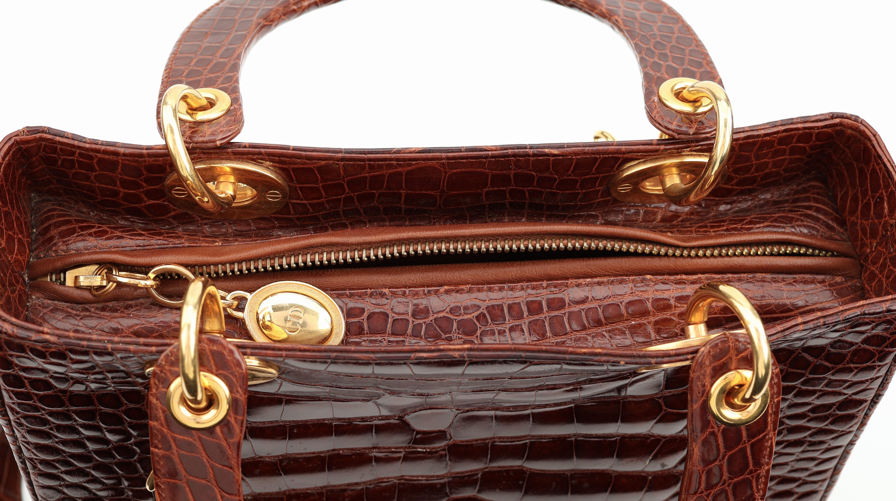 Detail e: CHRISTIAN DIOR Krokoledertasche, "Lady Dior Gold", 1994 designed von Gianfranco Ferre und im Folgejahr Prinzessin Diana angeboten, braunes ...