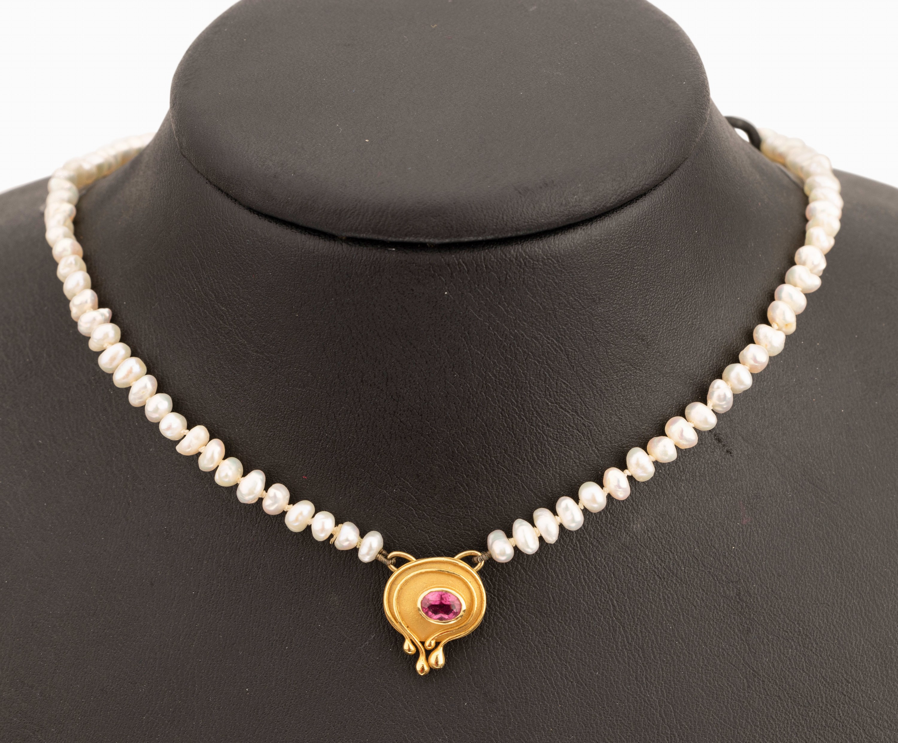 18 kt Gold Turmalin Anhänger, GG 750/000, pinkfarb. ovalfacett. Turmalin, an Süsswasserperl-Collier, kl. Perlchen von schönem Löster, L. ca. ...