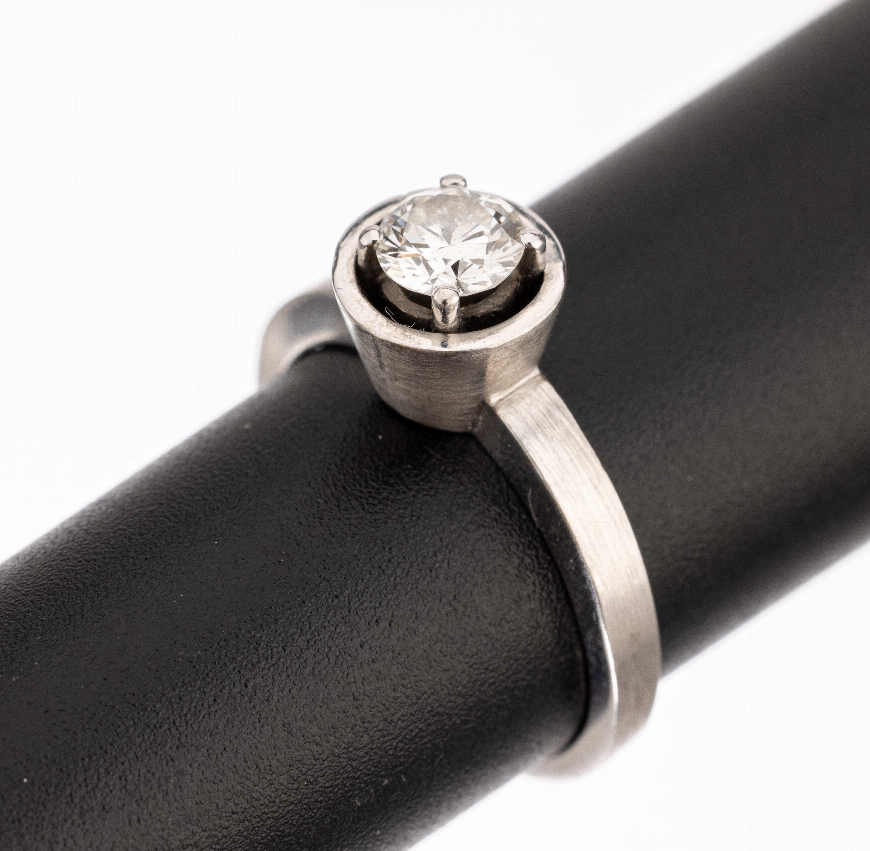 18 kt Gold Brillant-Ring, WG 750/000, Brillant ca. 0.50 ct feines Weiß/lp, RW 54, ca. 5.2 g, mit Zertifikat Wöhler
