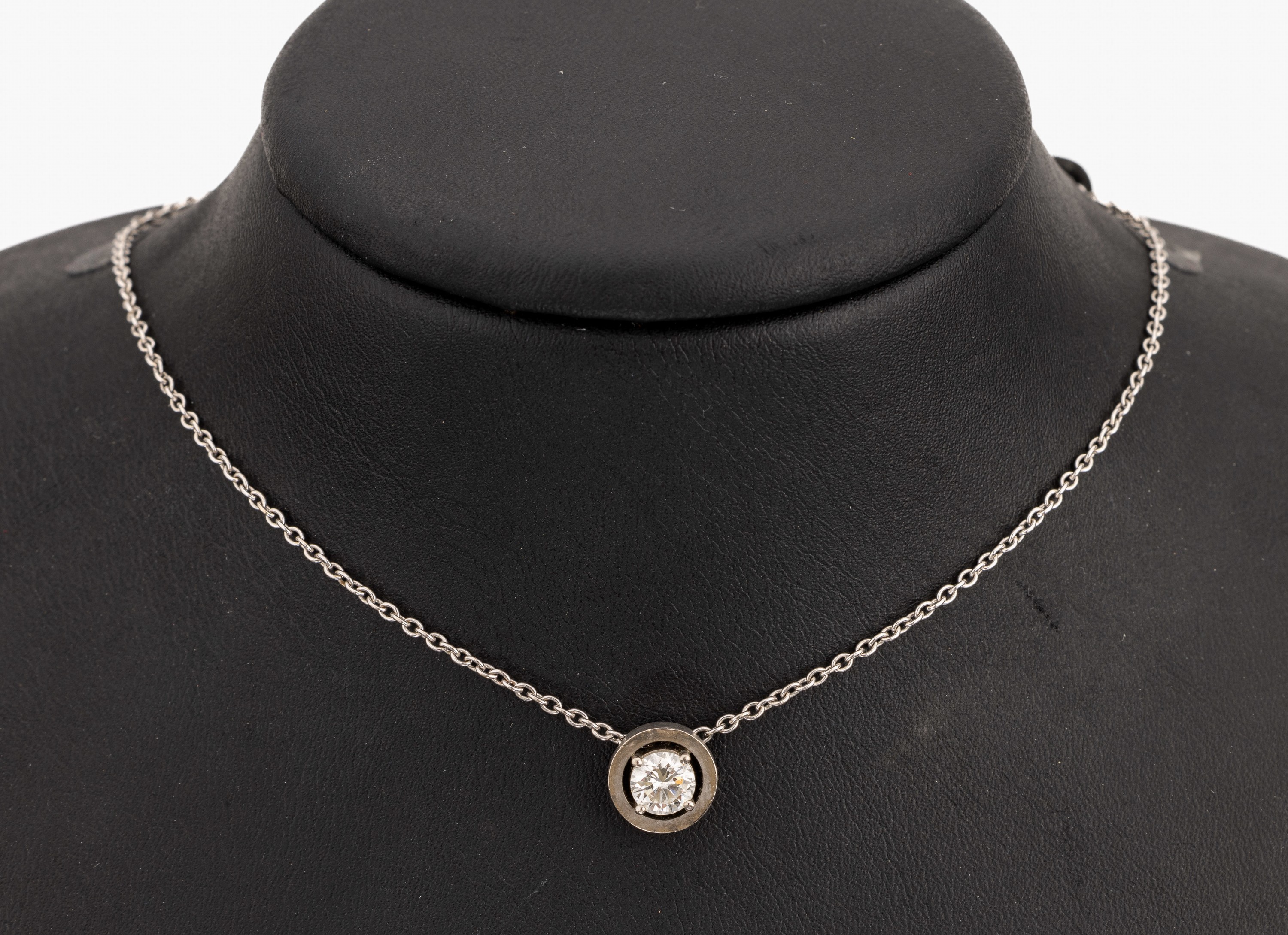 18 kt Gold Brillant-Anhänger, WG 750/000, Brillant ca. 0.75 ct feines Weiß/lp, an Kette,L. ca. 39 cm, mit Zertifikat Wöhler, ca. 5.8 g
