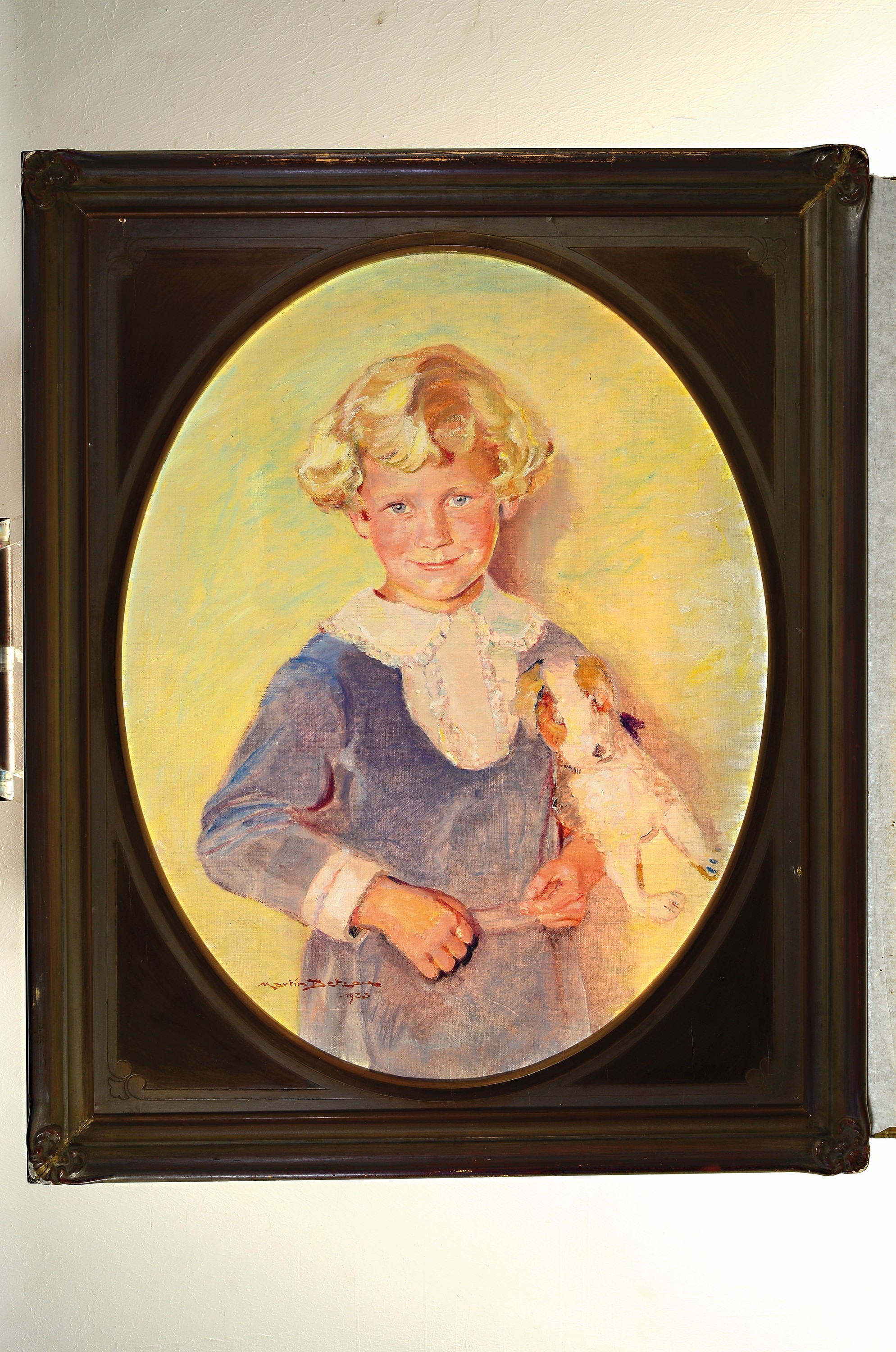 Detail k: Martin Betzou, 1893 Brome- Nordersted/ Harksheid 19673, Porträt eines Kindes mit Plüsch-Hund unter dem Arm, Öl/Lwd, signiert dat. 1933, oval, ...