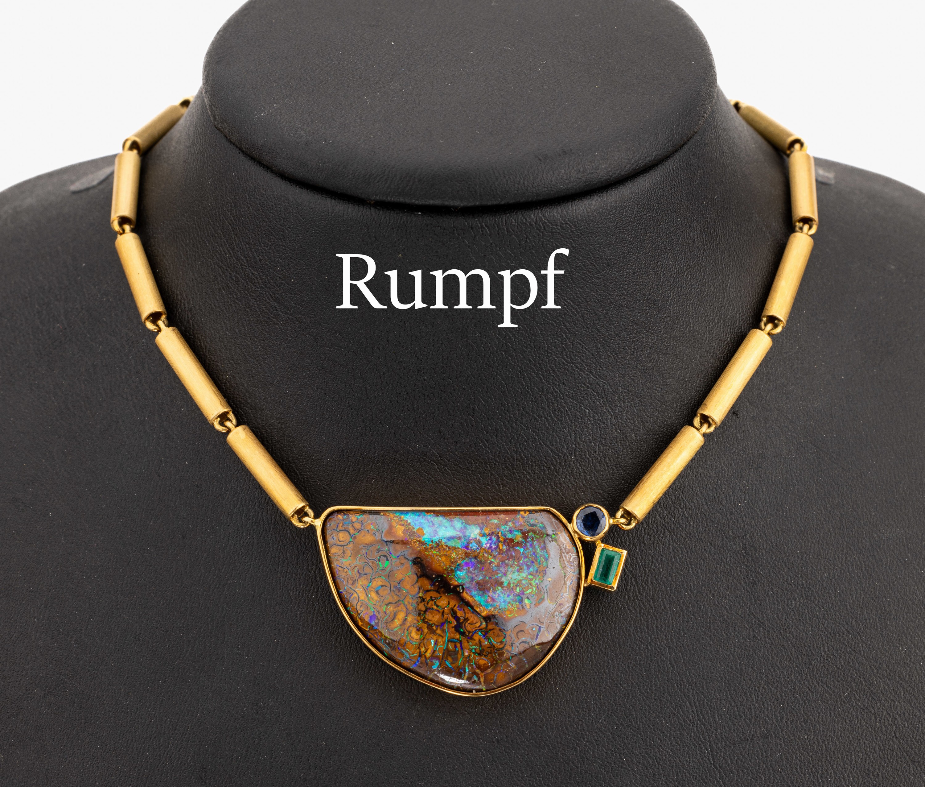 18 kt Gold Opal-Designercollier, GG 750/000, sat., großer Boulderopal mit schönem Farbspiel, kl. Smaragd-Baguette und rundfacett. Saphir seitlich, ...