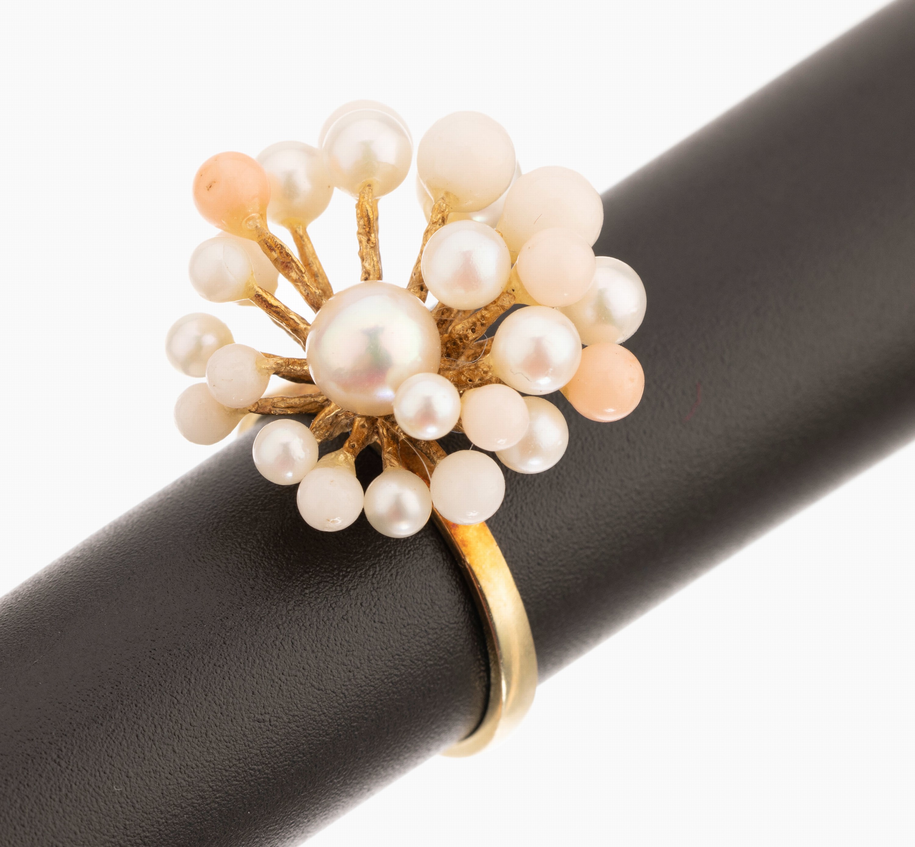 14 kt Gold Korall-Perl-Ring, GG 585/000, Korallenkugeln und Zuchtperlen in versch. Größen auf mehreren Ebenen angeordnet, total ca. 6.4 g, RW 56, ...