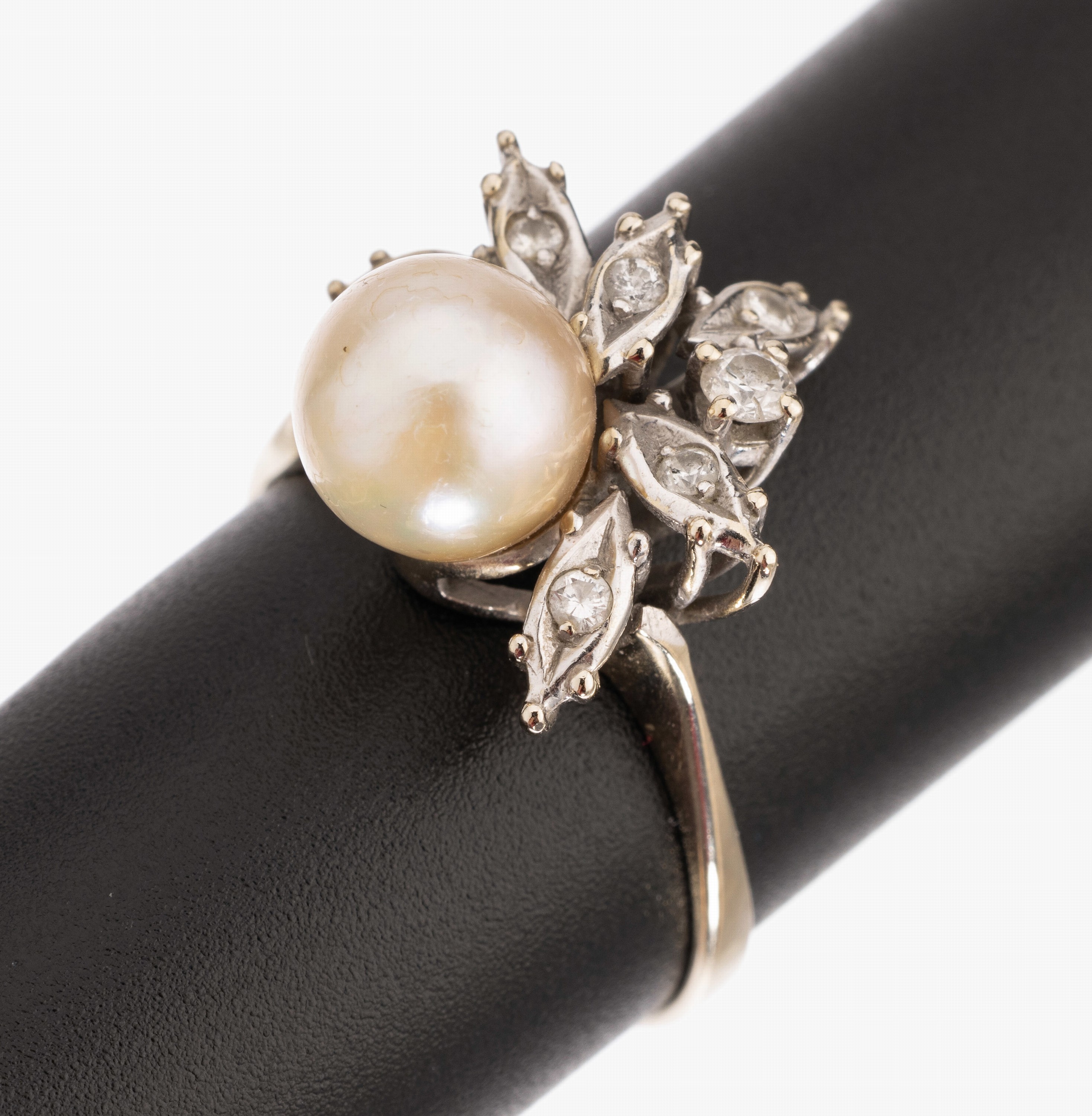 14 kt Gold Perl-Brillant-Ring, WG 585/000, cremefarb. Zuchtperle D ca. 8.8 mm, kl. Brillantbesatz in stil. Blättern, total ca. 5.4 g, RW 64, neue ...