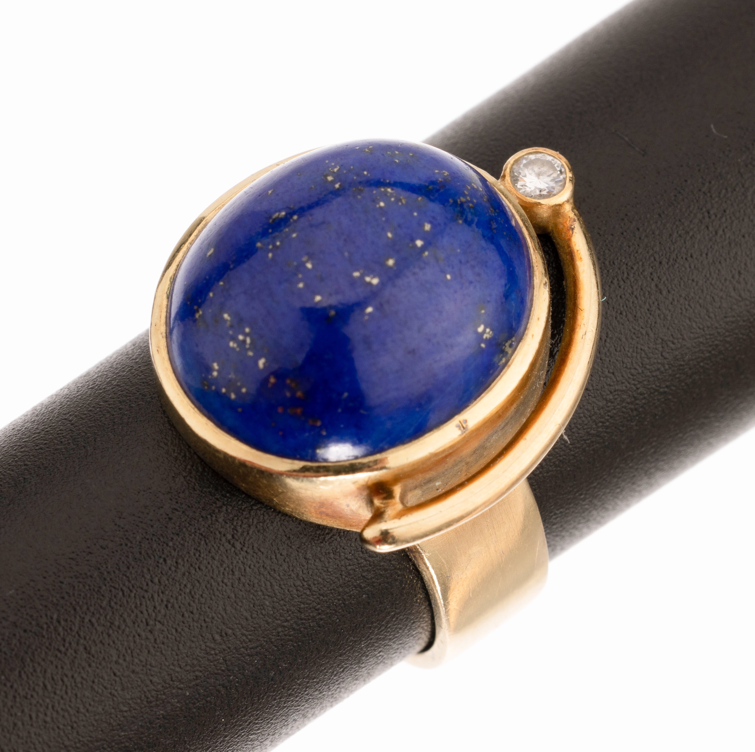 14 kt Gold Lapislazuli-Brillant-Ring, GG 585/000, Lapislazulicabochon von guter Farbe mit Goldpyrit, kl. Diamant, MeistermarkeGoldschmiede ...
