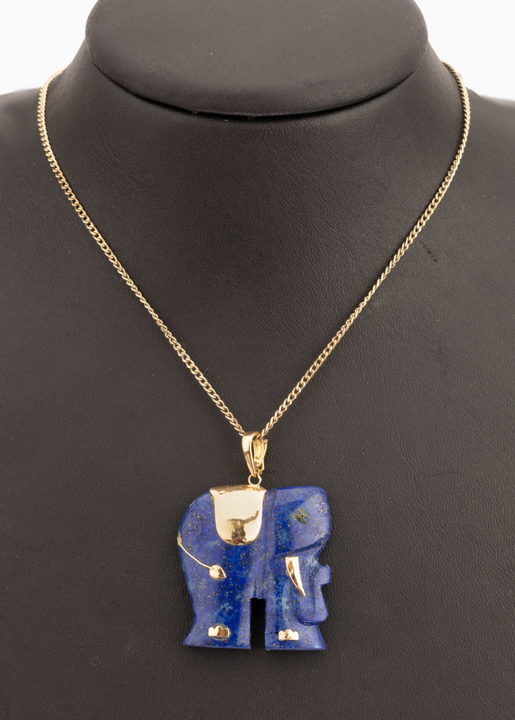 14 kt Gold Lapislazuli-Clipanhänger "Elefant", GG 585/000, aufgelegte GG Applikationen, 1 Bein geklebt, L. ca. 4.5 cm, an Kette 8 kt Gold, ...