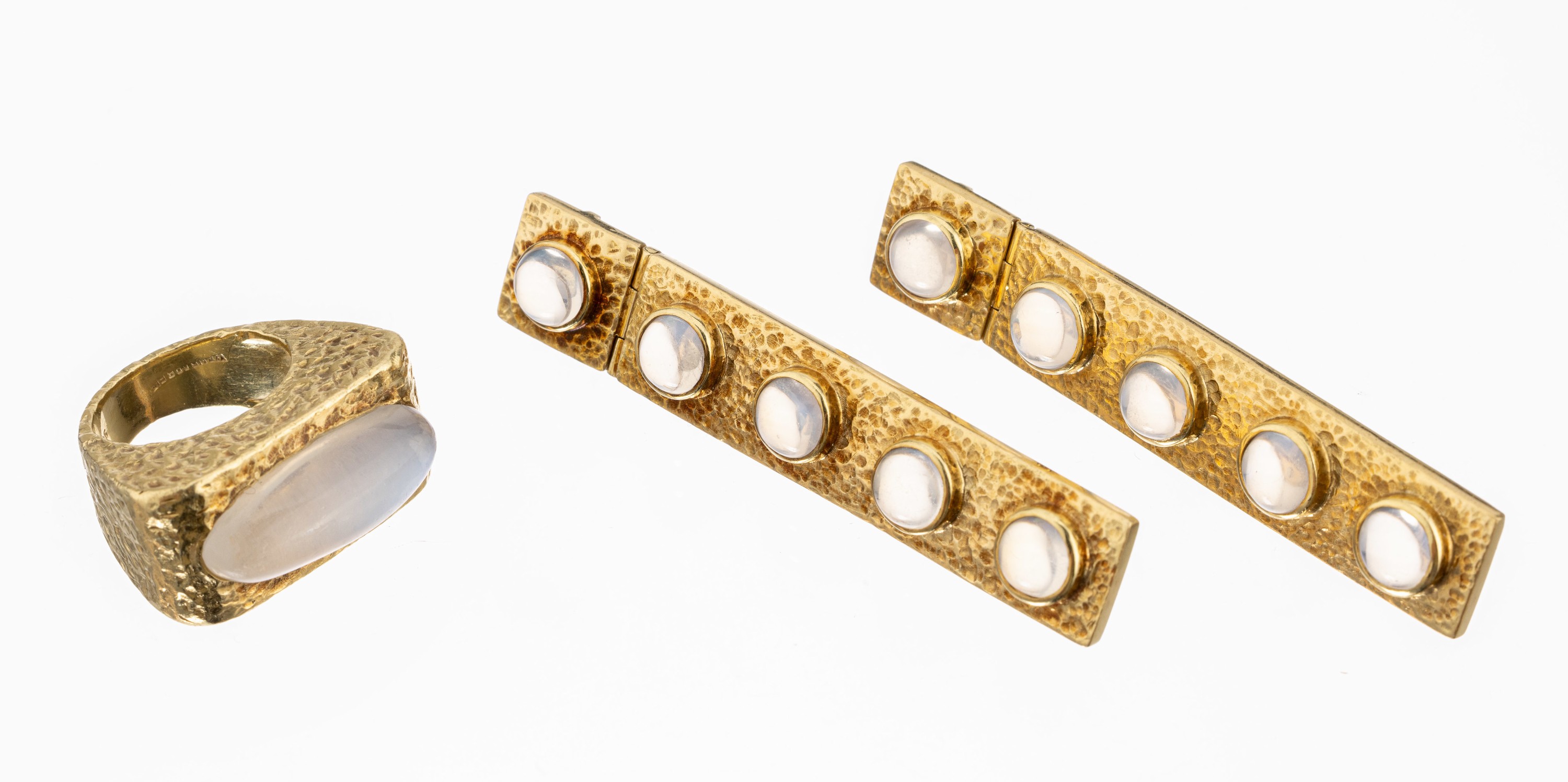 14 kt Gold Mondstein-Schmuckset, GG 585/000, best. aus: Ring und Paar Ohrstecker 1 ovalfacett. und 10 rundfacett. Mondsteine zus. ca. 38.0 ct, ...