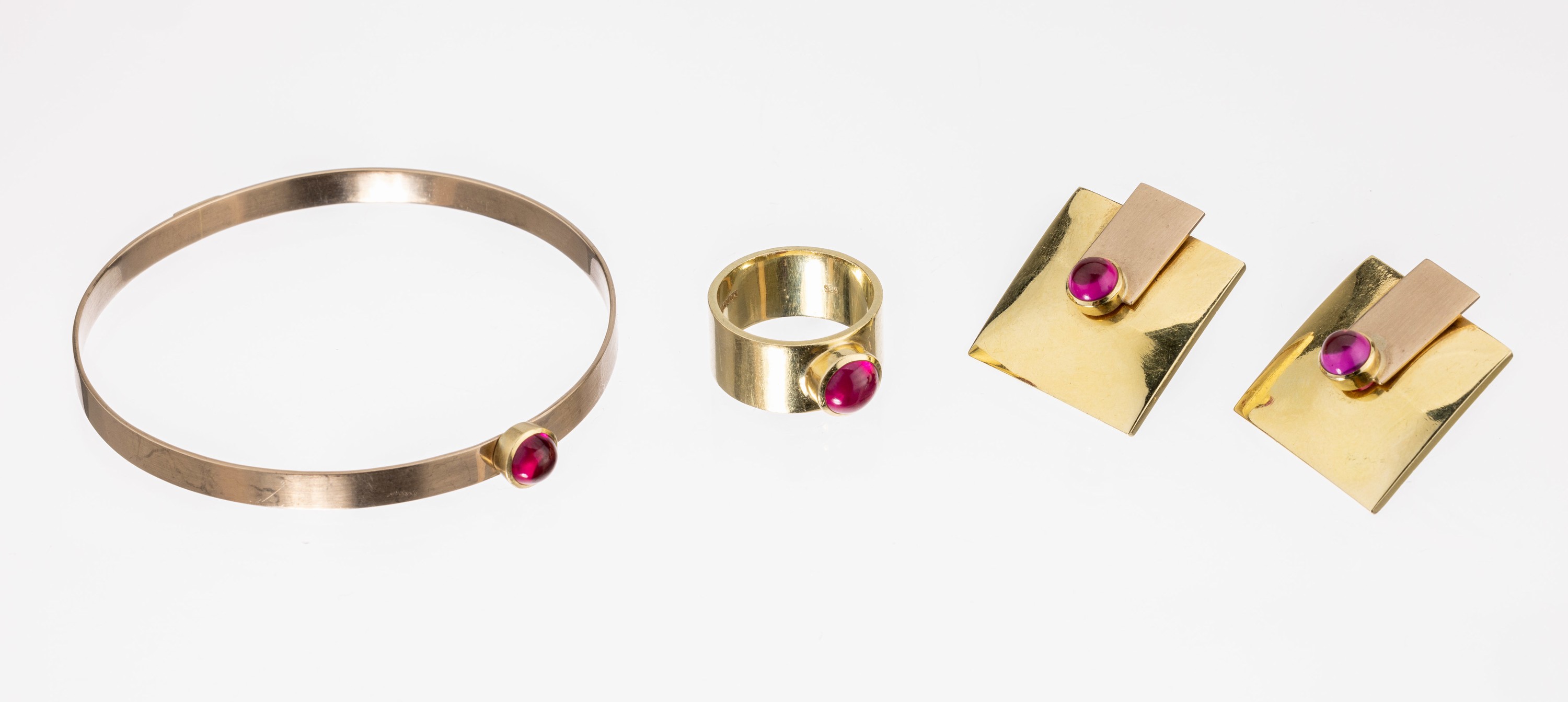 14 kt Gold Rubin Schmuck-Set, GG/RG 585/000, best. aus: Paar Ohrstecker, Ring und Armreif, insg. 4 Rubincabochons wohl synth., L. ca. 2.5 cm, RW 60, ...