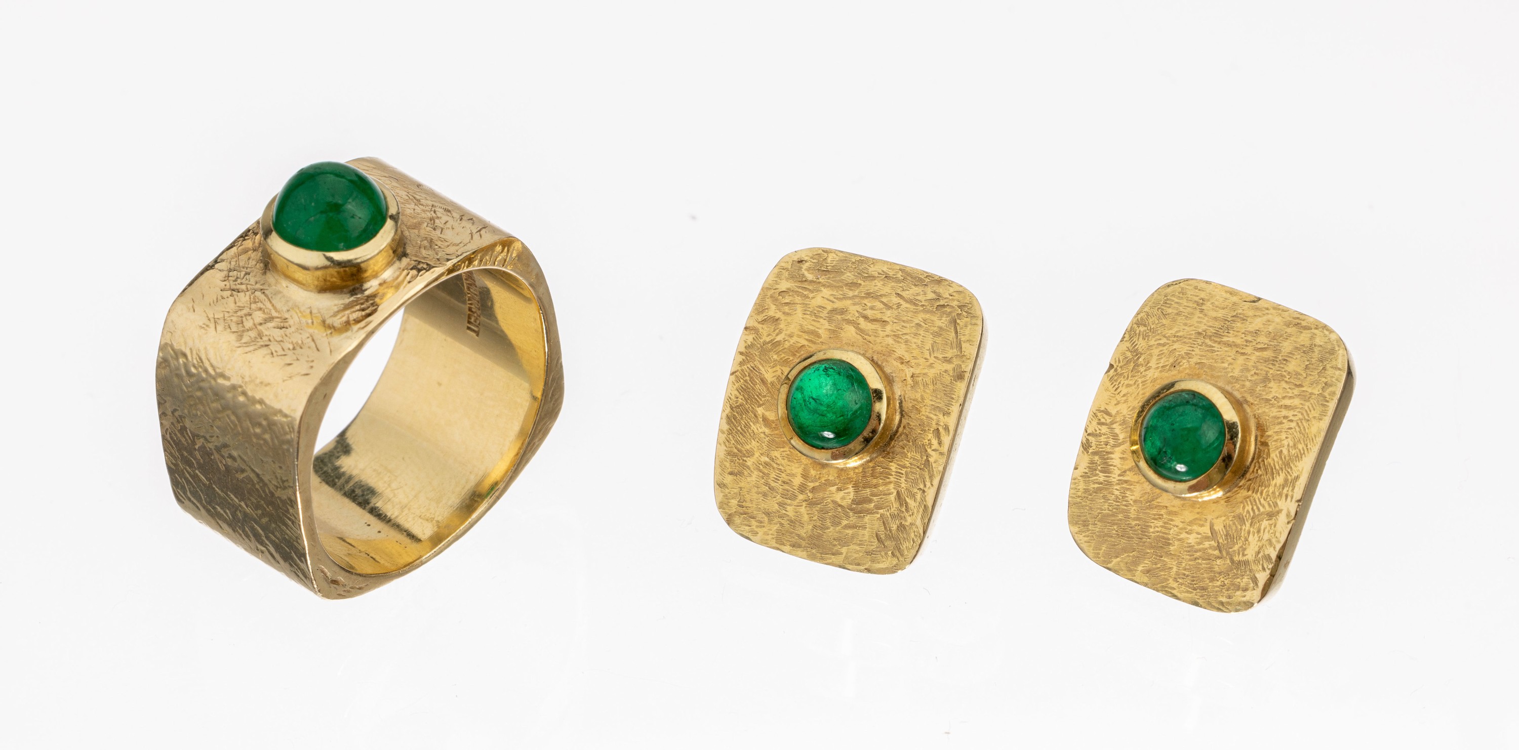 14 kt Gold Smaragd Schmuck-Set, GG 585/000,best. aus: Paar Ohrstecker und Ring, insg. 3 Smaragdcabochons zus. ca. 6.0 ct, Hammerschlagverz., RW 61, ...