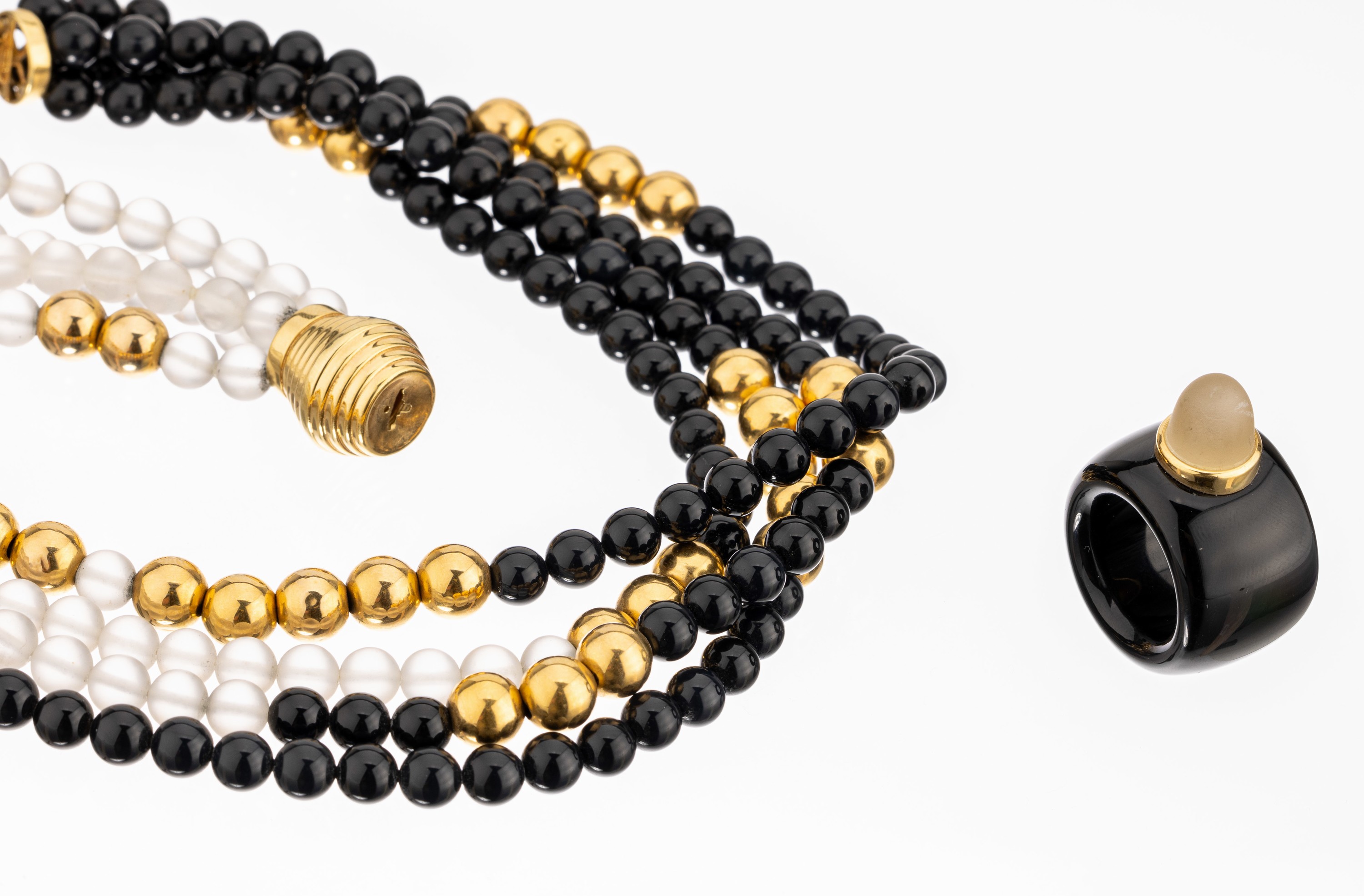 14 kt Gold Onyx-Bergkristall-Schmuckset, GG585/000-Schließe, best. aus: Collier 4-rhg., matt. Bergkristallkugel, pol. Onyxkugeln, Zwischenkugeln ...
