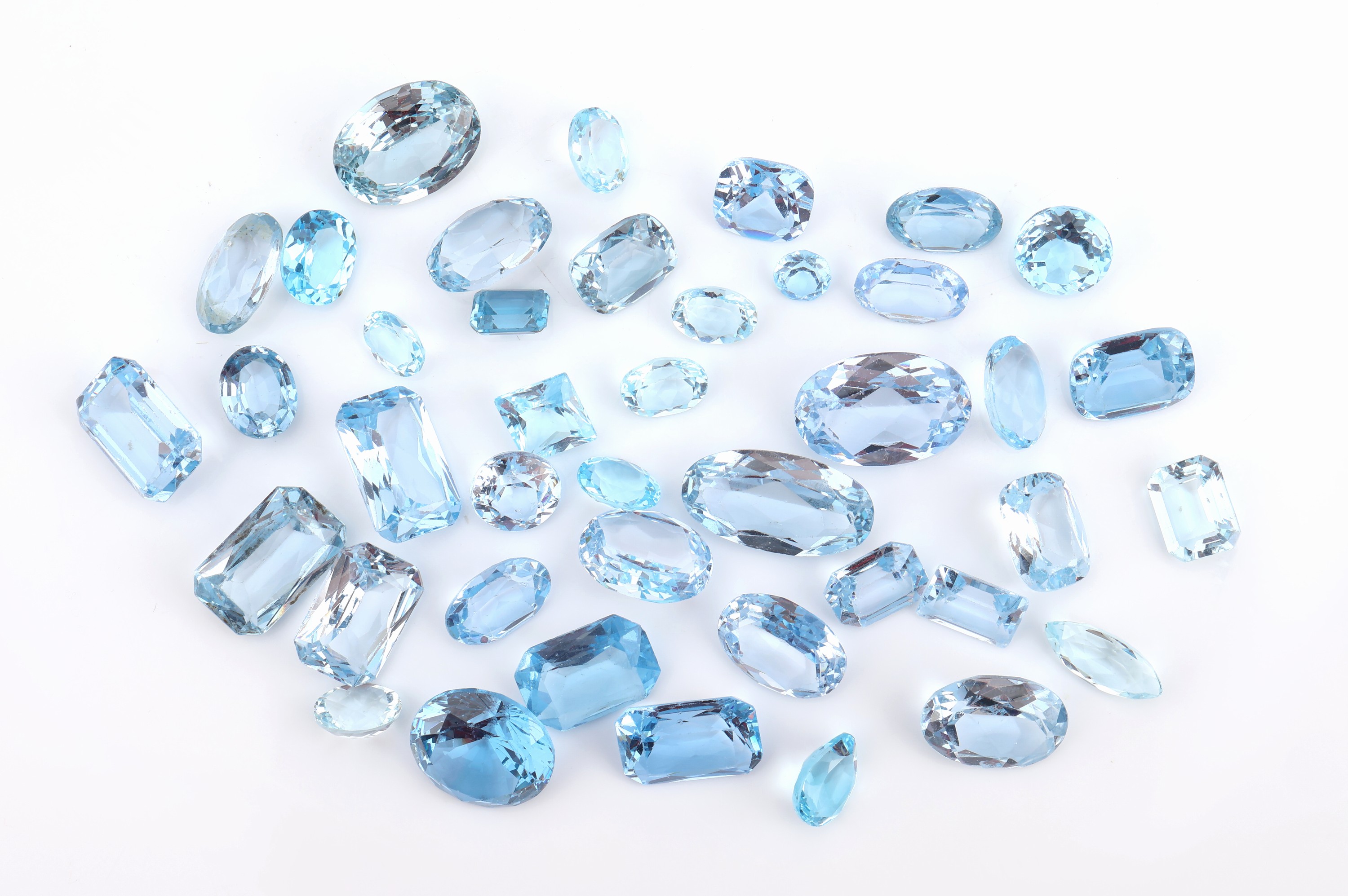 Lot lose facett. Blautopase (beh.) zus. 210.00ct, in versch. Schliffformen, Größen und Farbnuancen