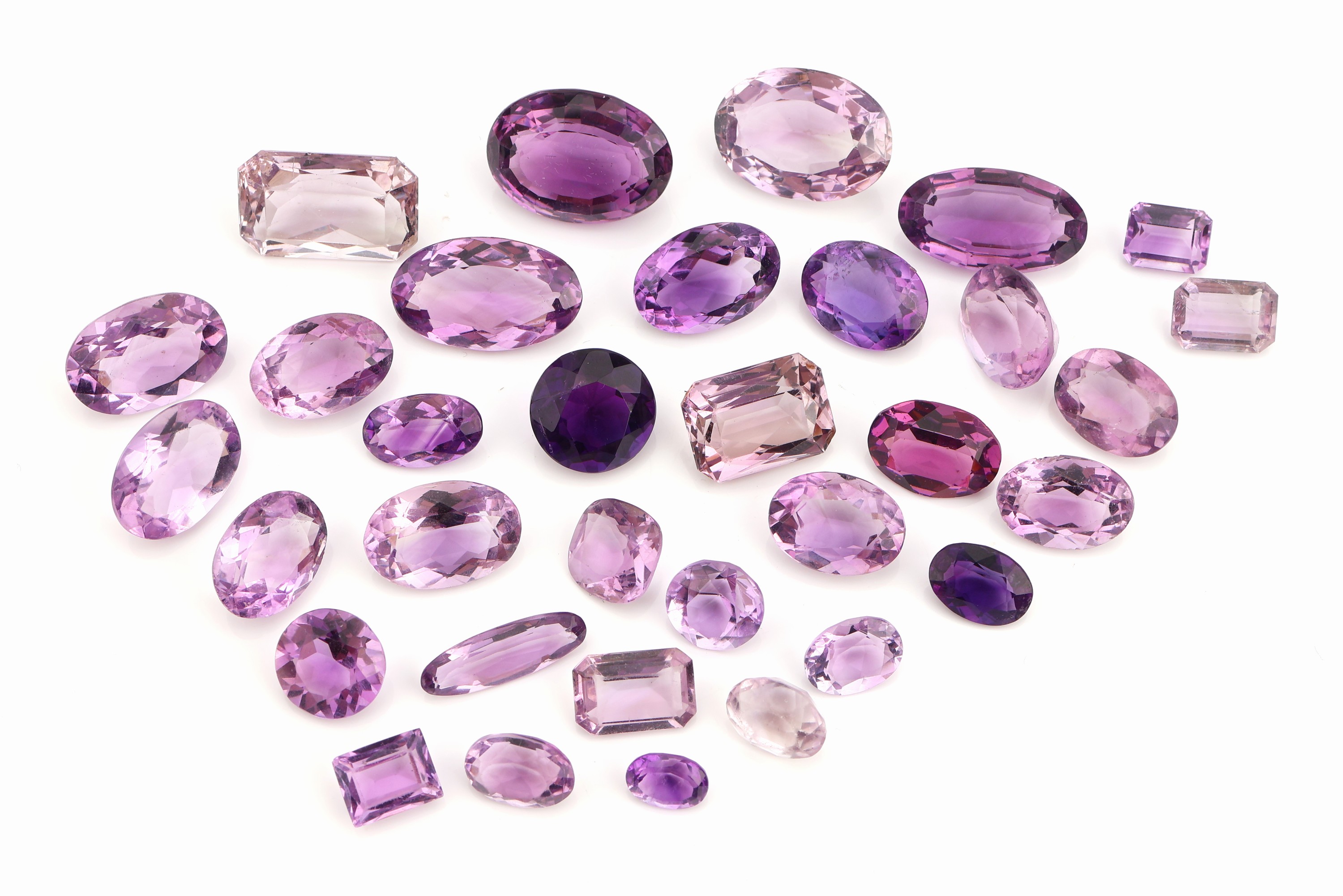 Detail a: Lot lose facett. Amethyste zus. ca. 204.76 ct,in versch. Schliffformen, Größen und Farbnuancen, z.T Ausfassware, Kerben
