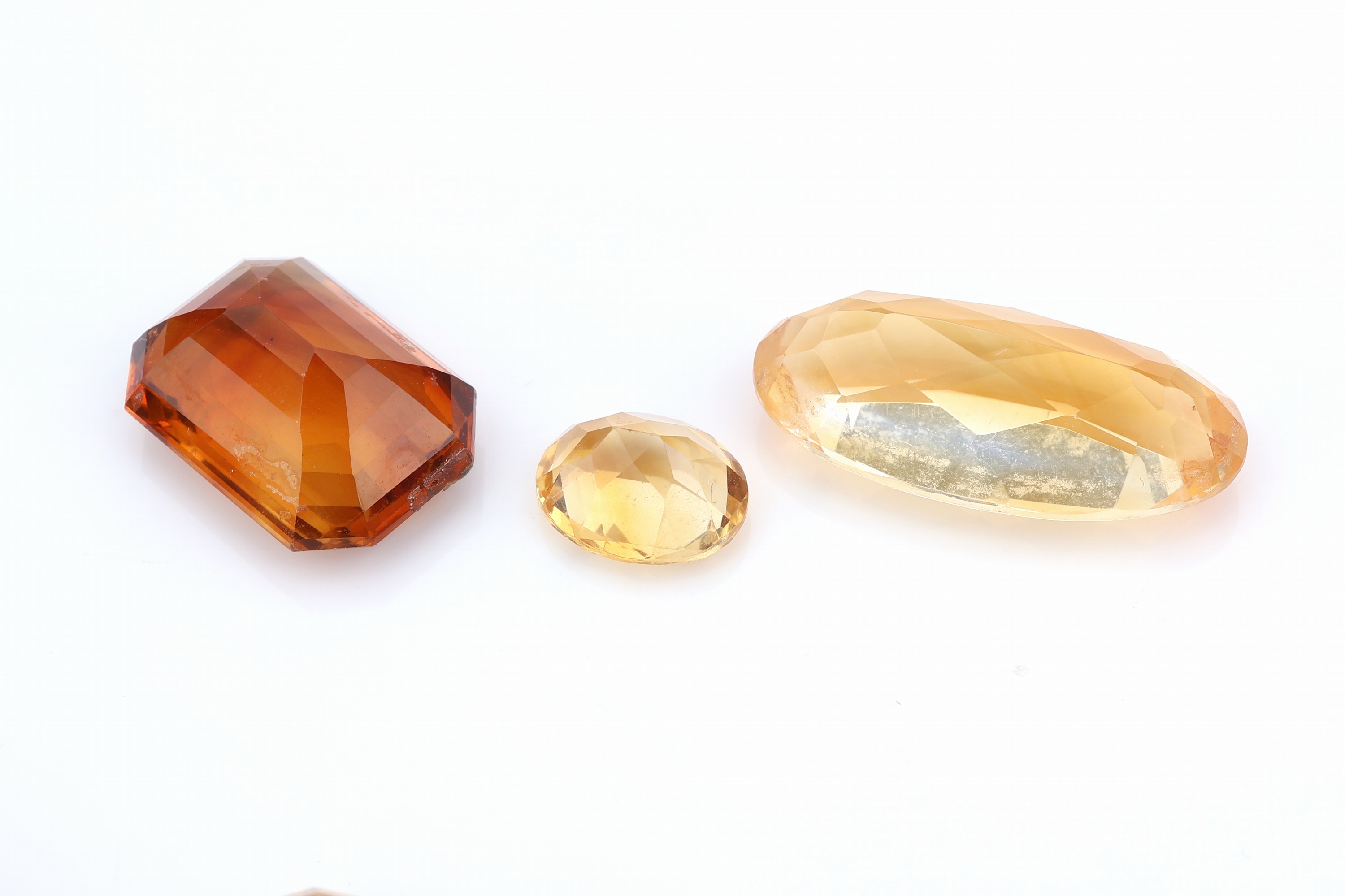 Detail b: Lot lose facett. Citrine zus. 119.65 ct, in versch. Schliffformen, Größen und Farbnuancen