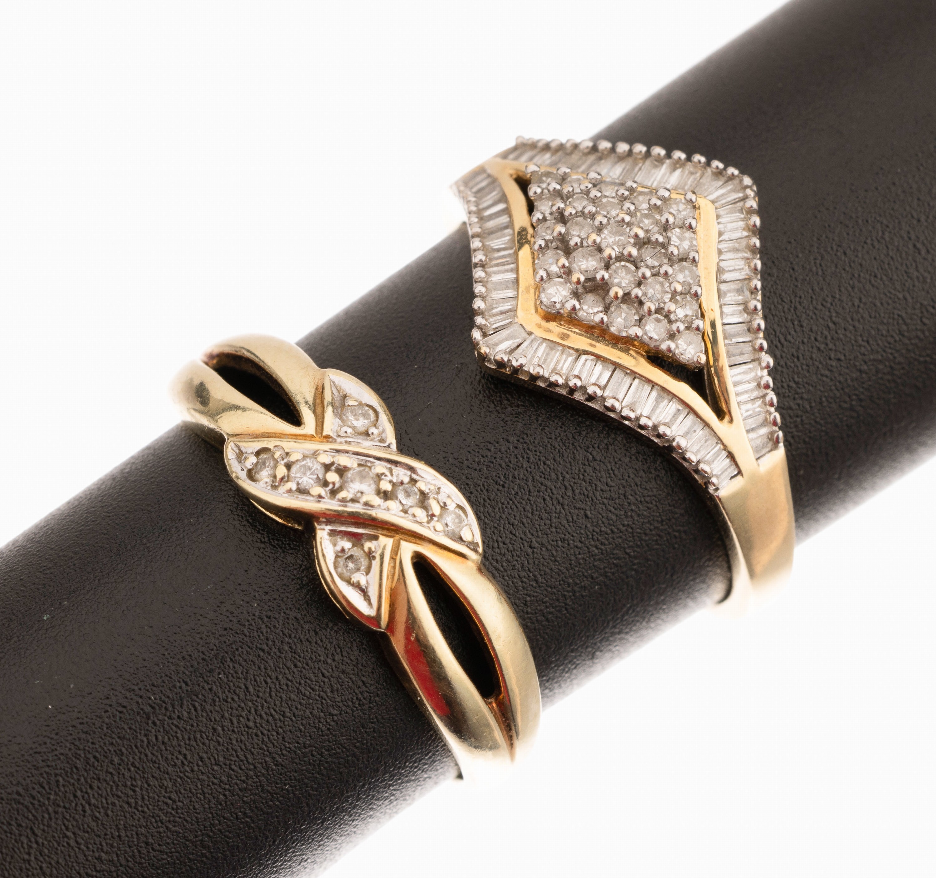 Konvolut 2 14 kt Gold Diamant-Ringe, GG/WG 585/000, 1 x rautenf. Ringkopf bes. mit Diamanten, 1 x mit 7 Diamanten, RW 56-56.5, ca. 5.7 g