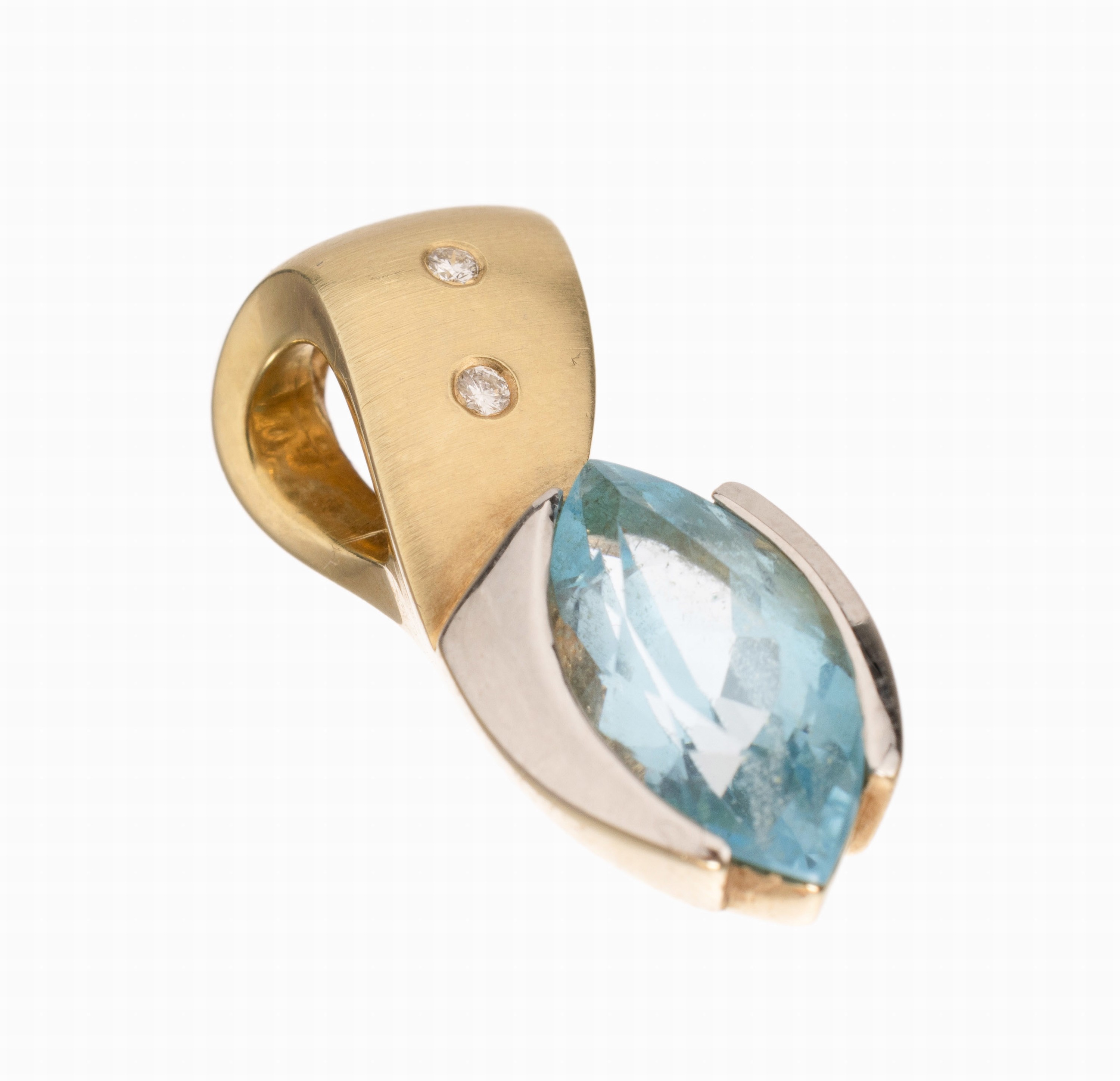 14 kt Gold Blautopas Diamant Anhänger, GG/ WG 585/000, bes. mit einer facett. Blautopas- navette (beh.), Öse in GG mit 2 Brillanten zus. ca. 0.04 ...