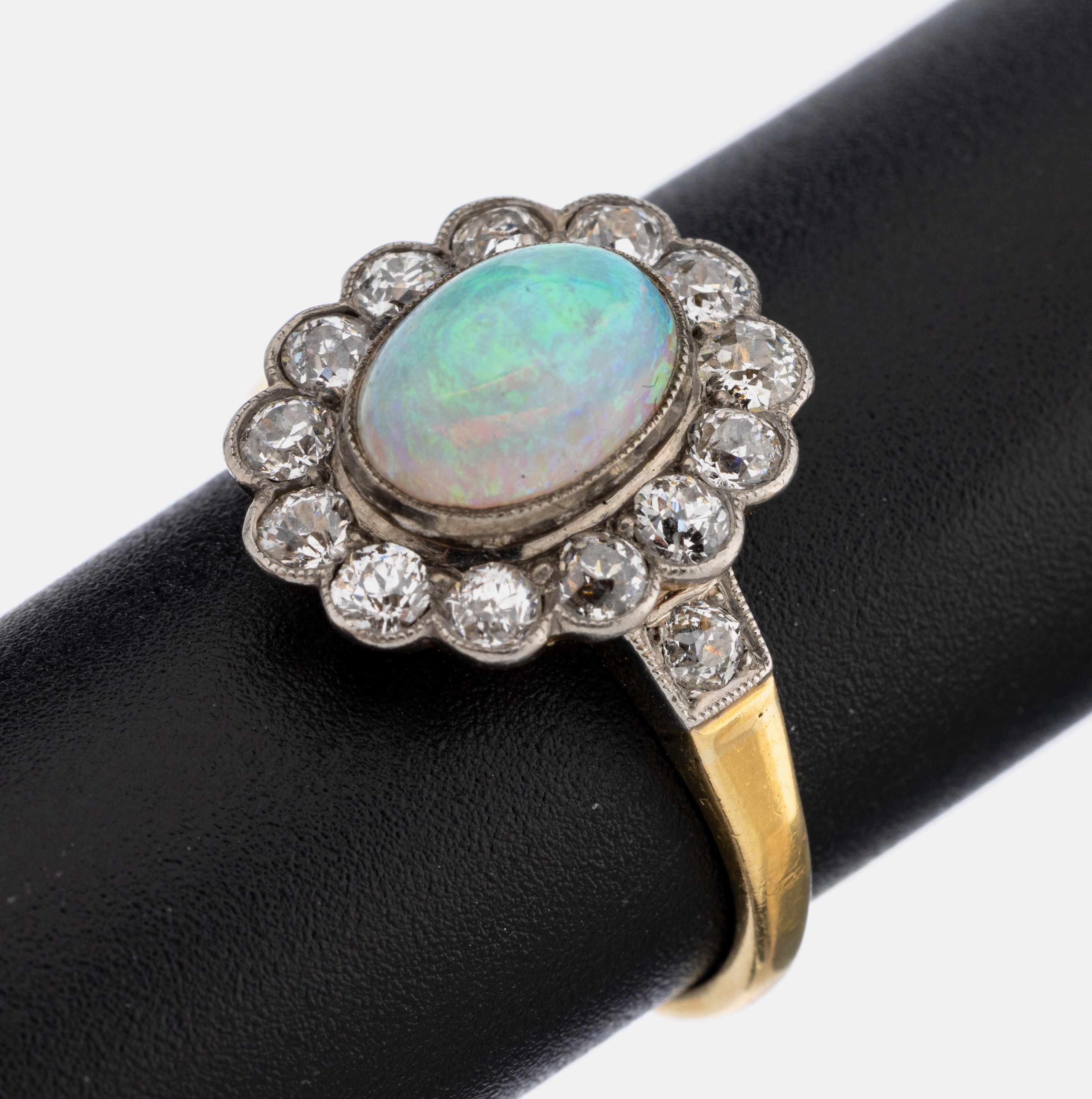 18 kt Gold/Platin Opal-Diamant-Ring, GG 750/000 und Platin, England um 1900, ovaler Opalcabochon ca. 1.0 ct, umrahmt von Altschliffdiamanten zus. ...