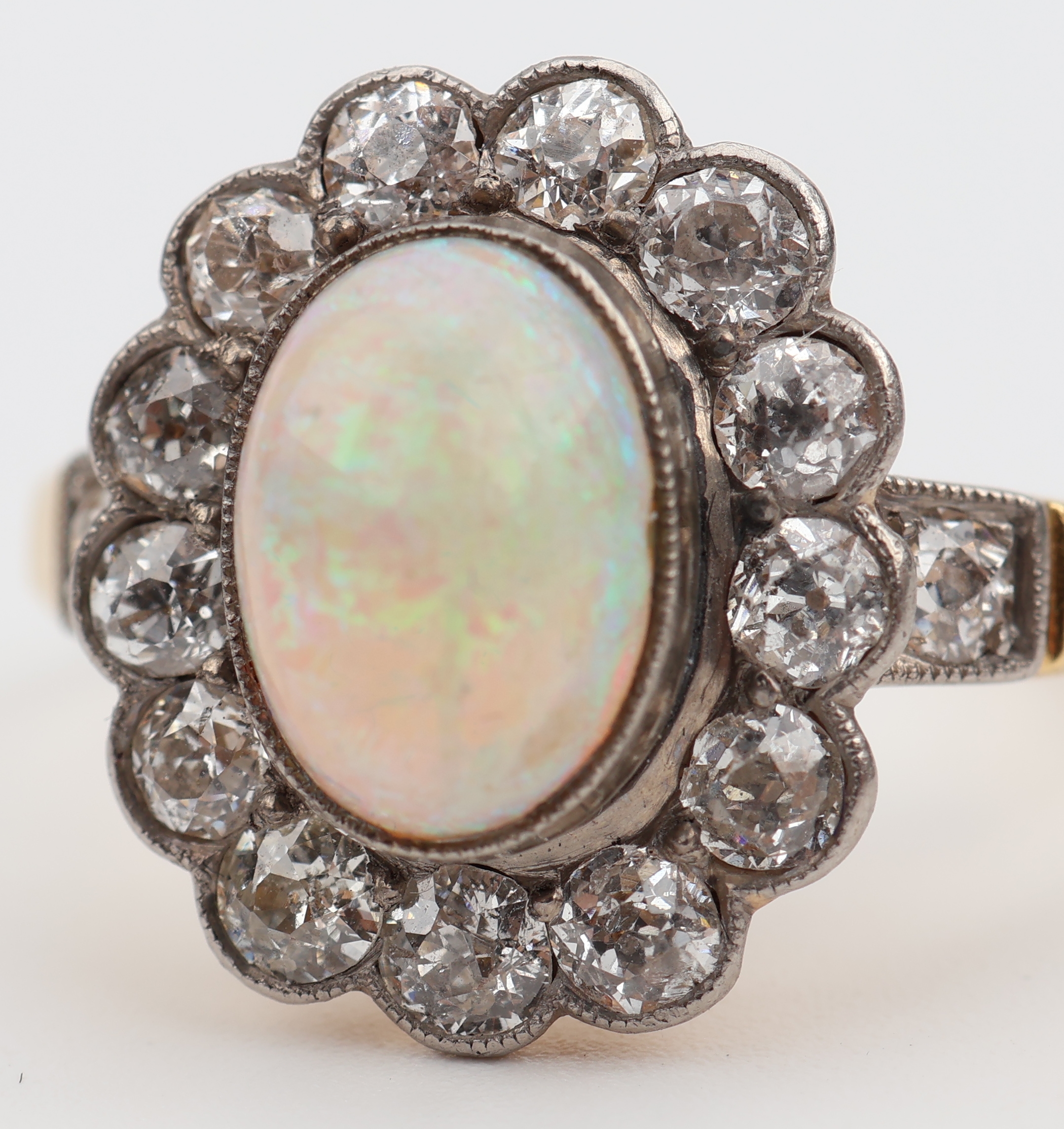 Detail a: 18 kt Gold/Platin Opal-Diamant-Ring, GG 750/000 und Platin, England um 1900, ovaler Opalcabochon ca. 1.0 ct, umrahmt von Altschliffdiamanten zus. ...