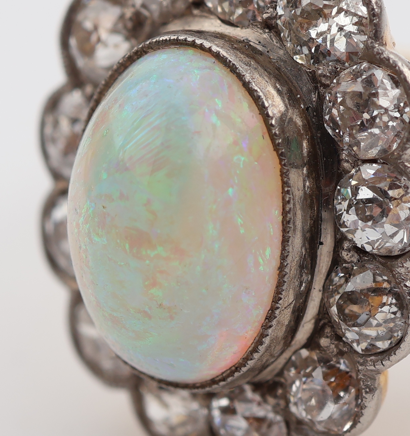 Detail c: 18 kt Gold/Platin Opal-Diamant-Ring, GG 750/000 und Platin, England um 1900, ovaler Opalcabochon ca. 1.0 ct, umrahmt von Altschliffdiamanten zus. ...