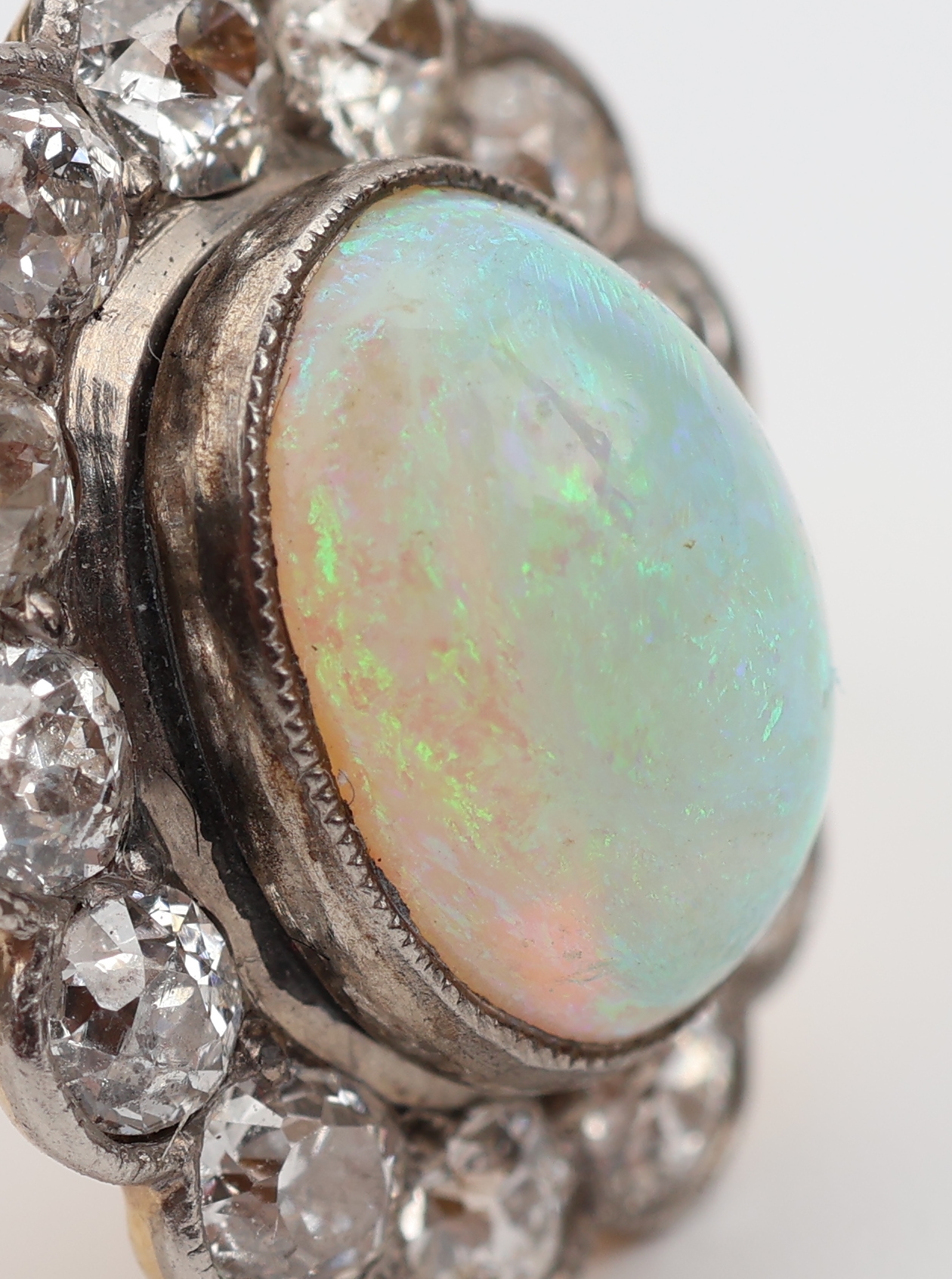 Detail d: 18 kt Gold/Platin Opal-Diamant-Ring, GG 750/000 und Platin, England um 1900, ovaler Opalcabochon ca. 1.0 ct, umrahmt von Altschliffdiamanten zus. ...