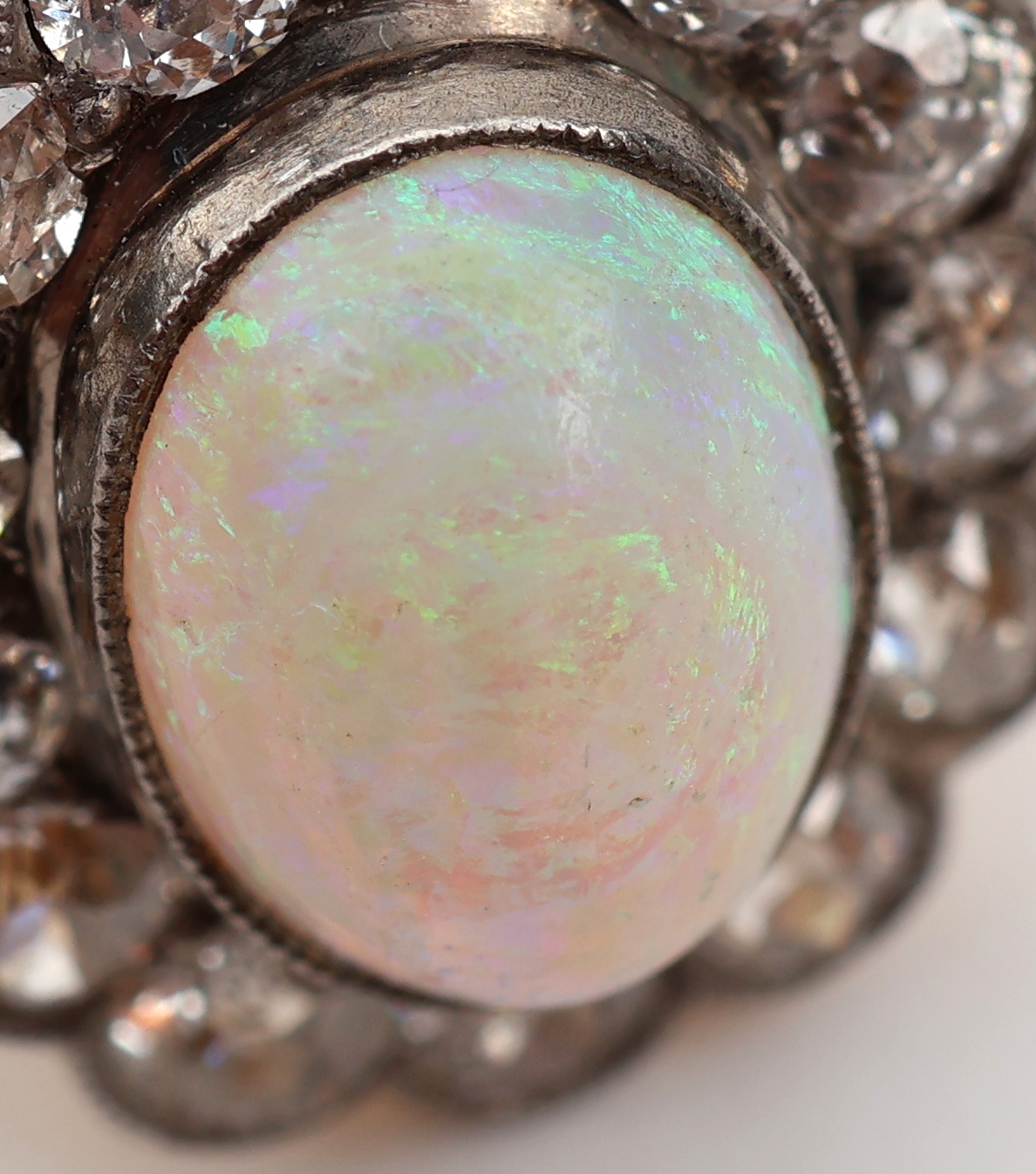 Detail e: 18 kt Gold/Platin Opal-Diamant-Ring, GG 750/000 und Platin, England um 1900, ovaler Opalcabochon ca. 1.0 ct, umrahmt von Altschliffdiamanten zus. ...
