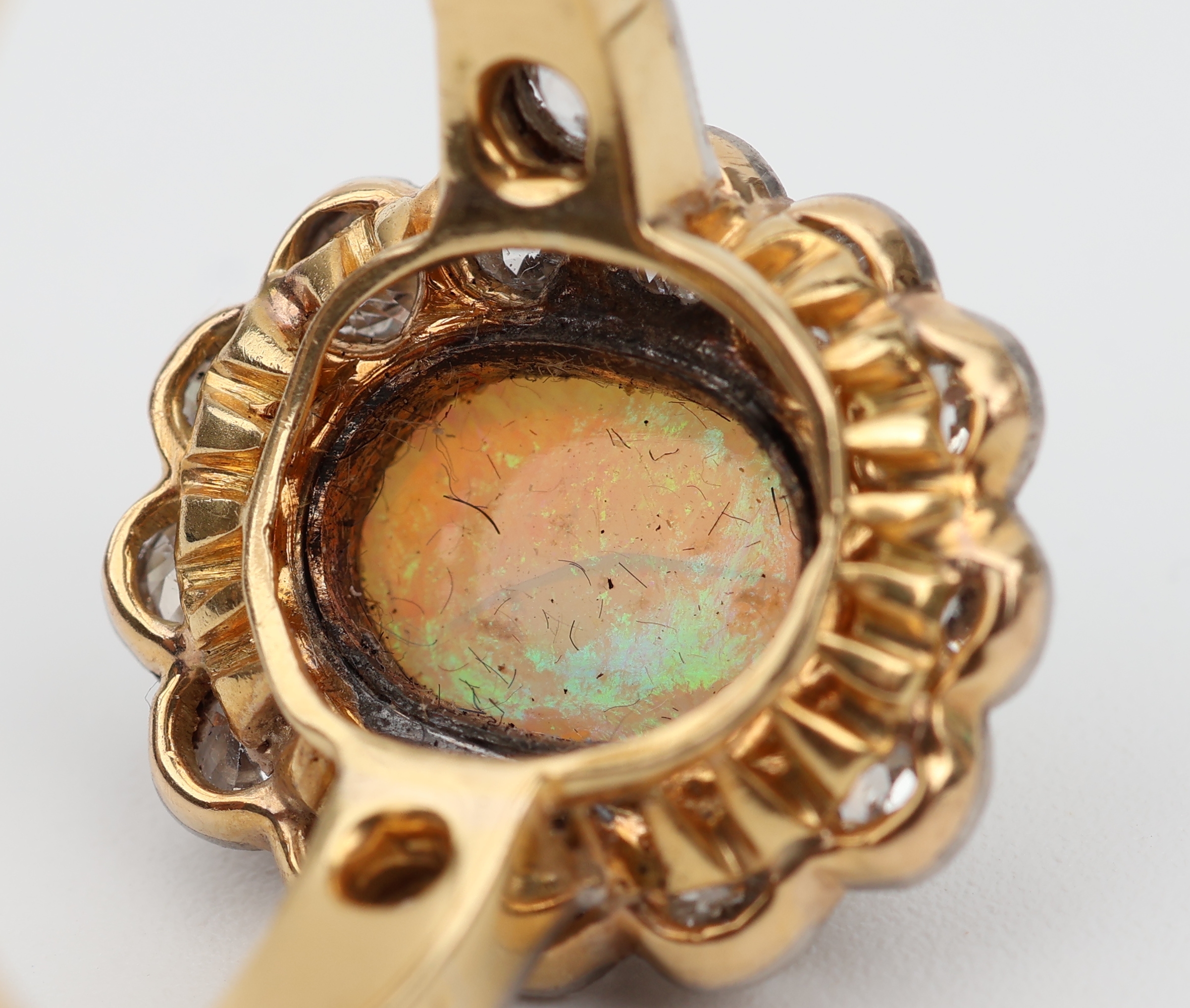 Detail f: 18 kt Gold/Platin Opal-Diamant-Ring, GG 750/000 und Platin, England um 1900, ovaler Opalcabochon ca. 1.0 ct, umrahmt von Altschliffdiamanten zus. ...