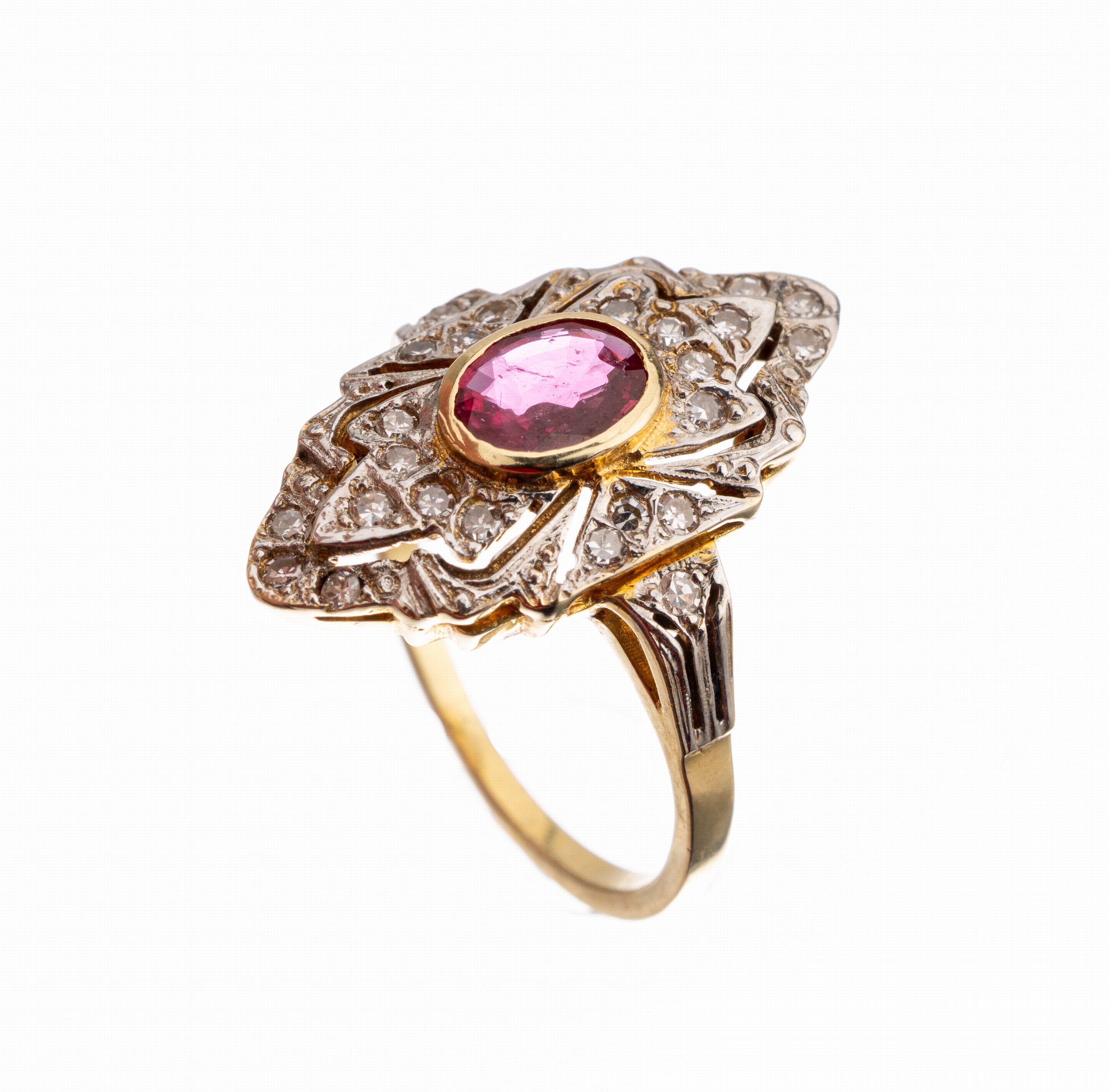 14 kt Gold Diamant Rubin Ring, GG/WG 585/000, schiffchenförm. Ringkopf mit ovalfacett. Rubin ca. 0.80 ct, Diamanten zus. ca. 0.35 ct Weiss/si, RW 54