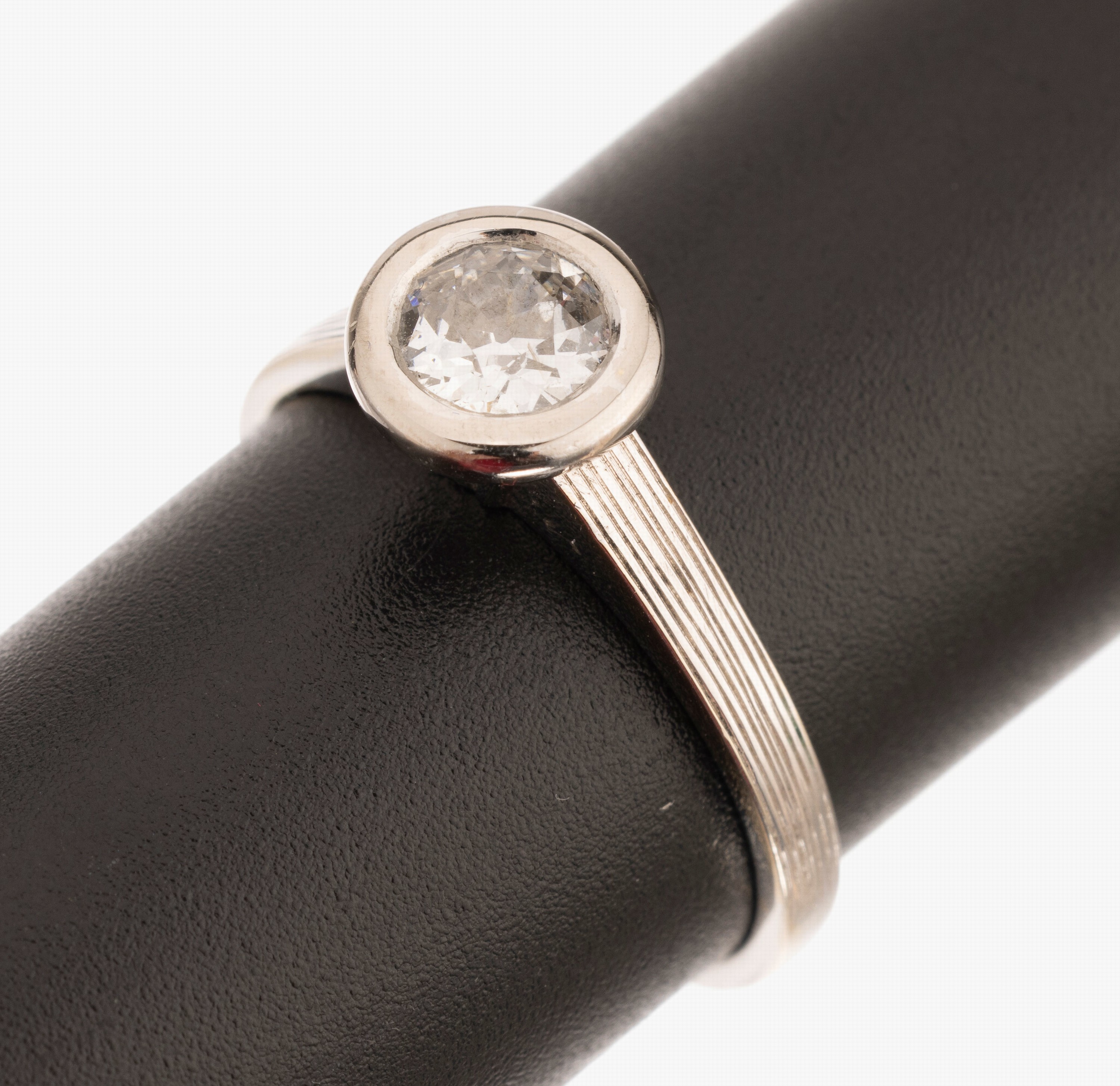 18 kt Gold Diamant-Ring, WG 750/000, Altschliff-Diamant ca. 0.58 ct Weiss/p, ca. 4.1 g, RW 59