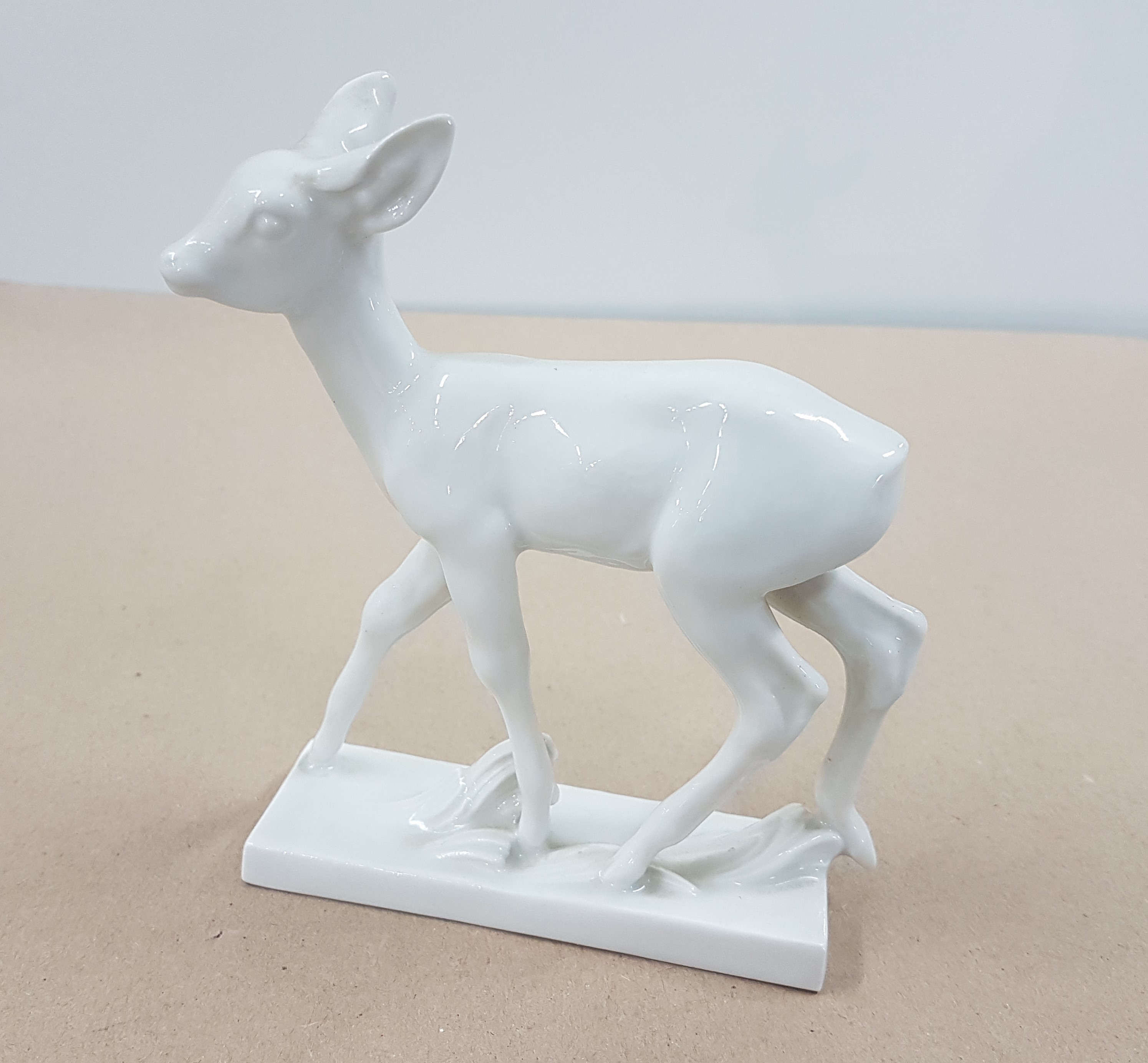 Detail a: Porzellanfigur, Meissen, 1920er Jahre, 1. Wahl, Rehkitz, weiß, H. ca. 13cm
