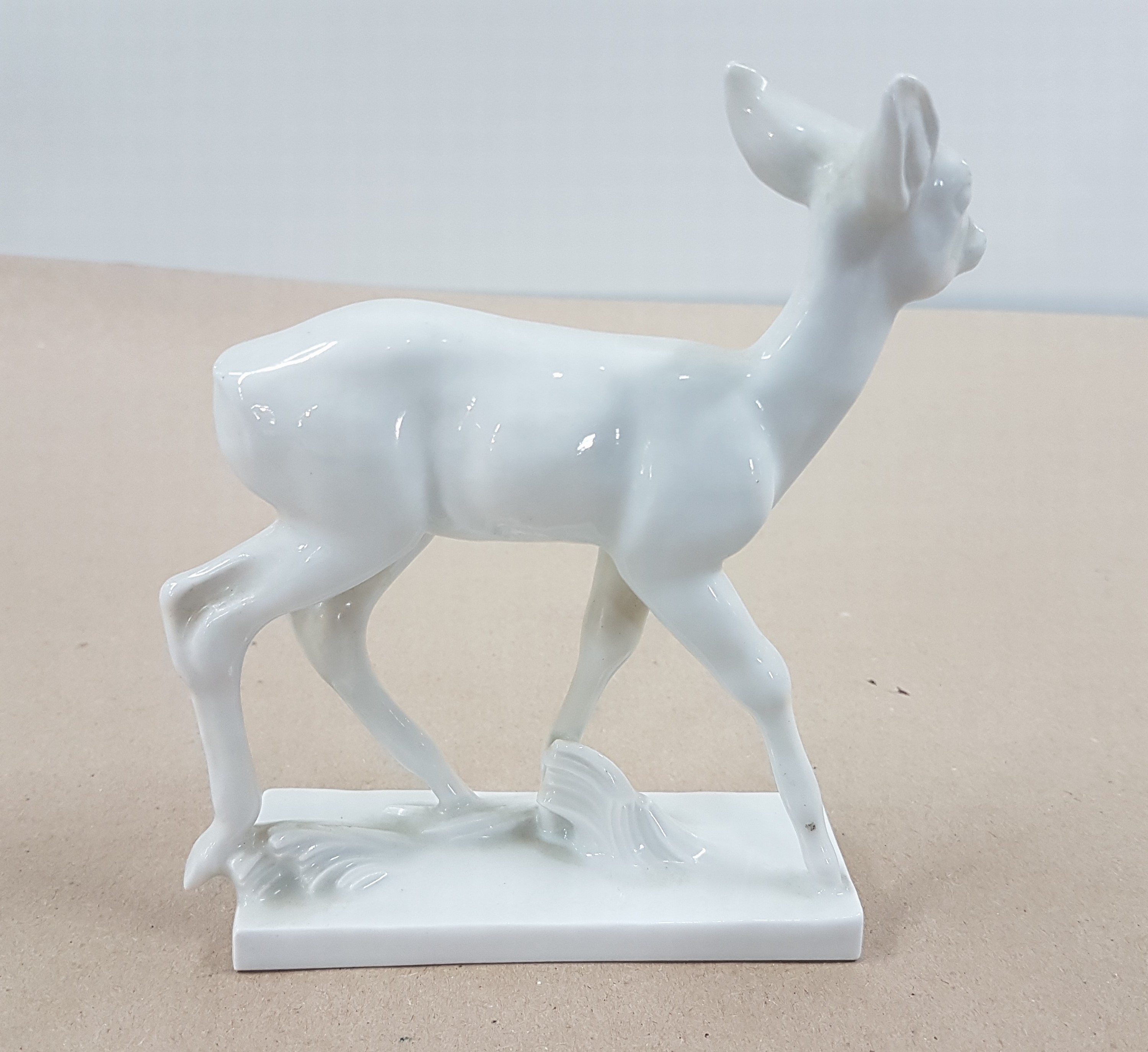 Detail b: Porzellanfigur, Meissen, 1920er Jahre, 1. Wahl, Rehkitz, weiß, H. ca. 13cm